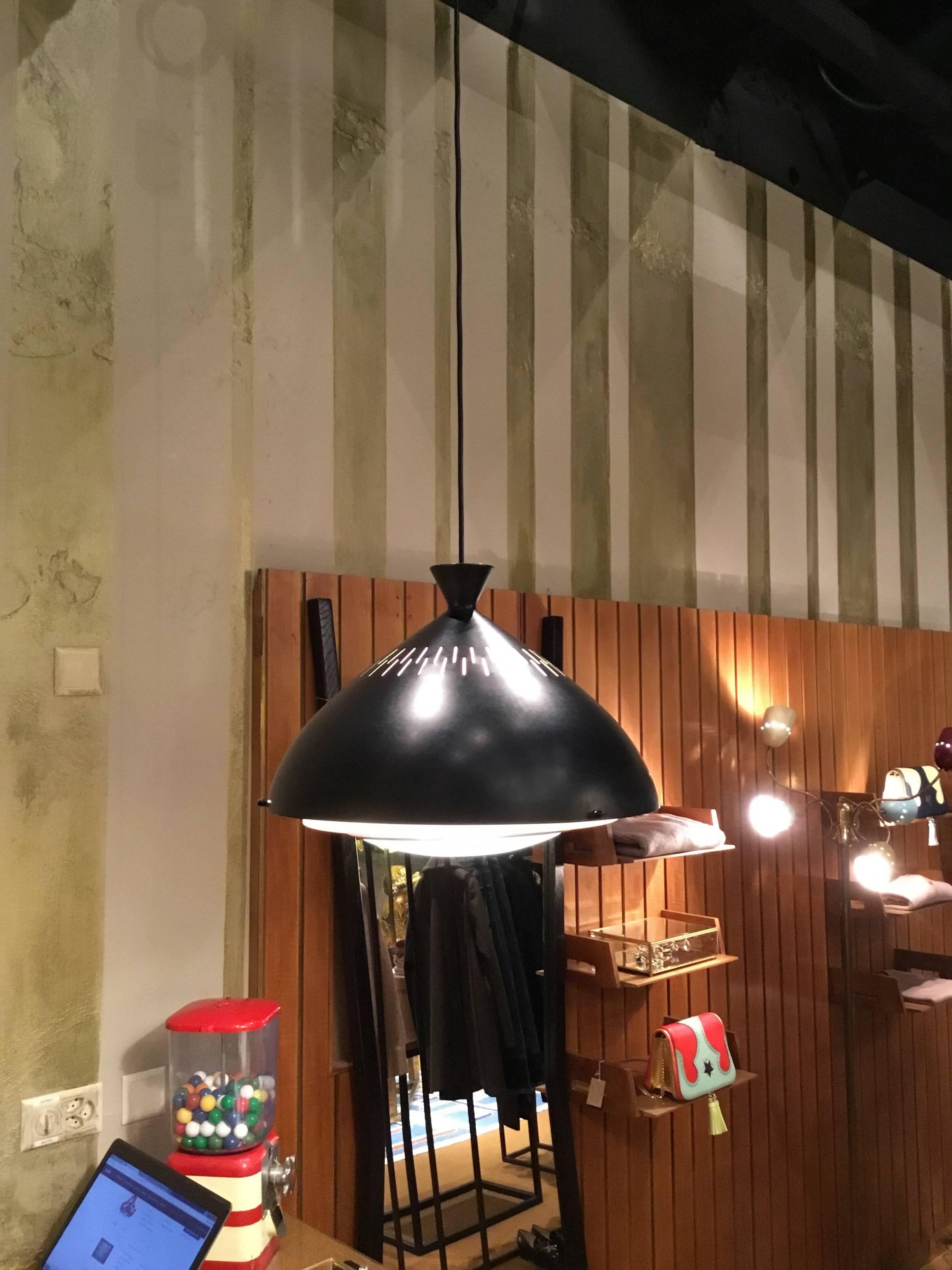 Rare circular hanging light, black and beige aluminium. 
Original Stilnovo label on top.
Made in Italy, 1960 circa