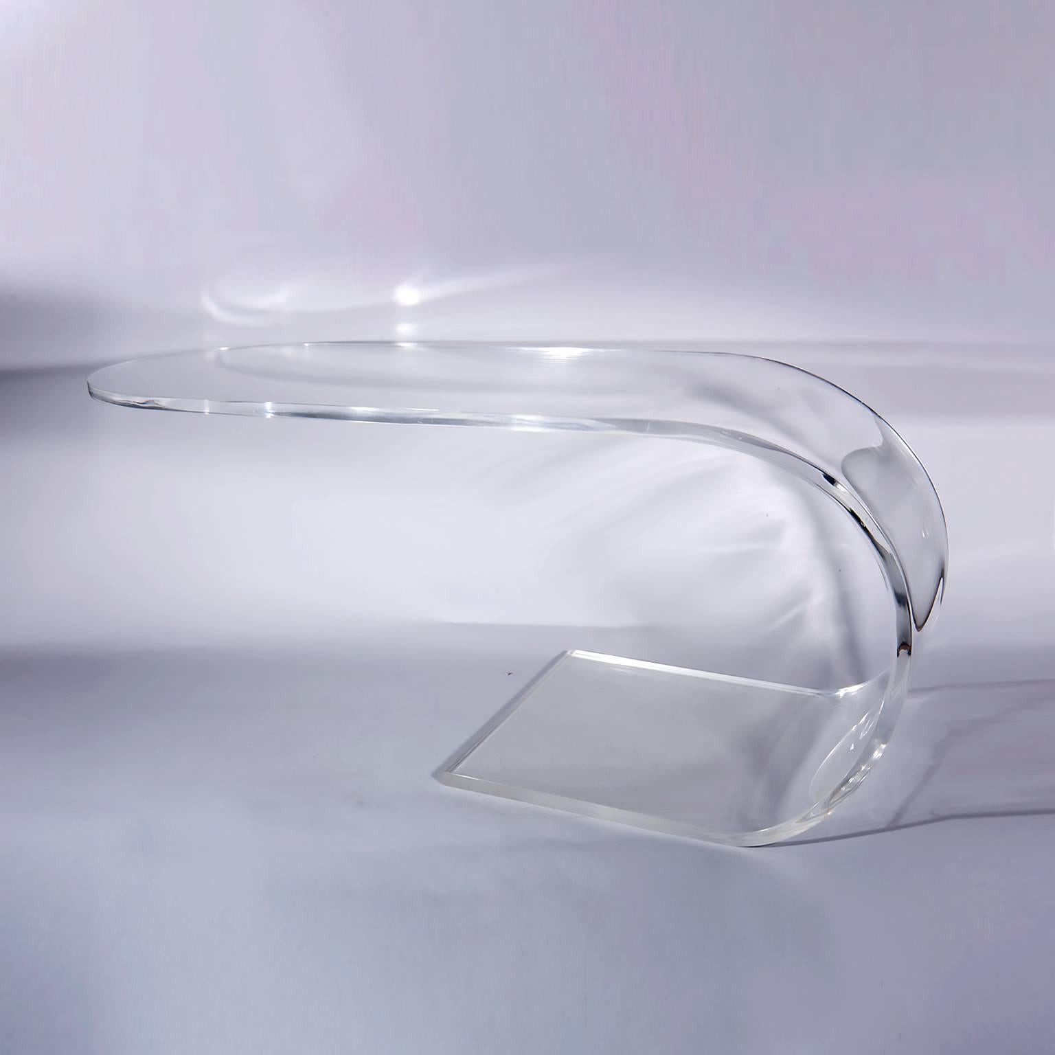 Américain Table d'appoint cantilever contemporaine en plastique recyclé transparent et acrylique en vente
