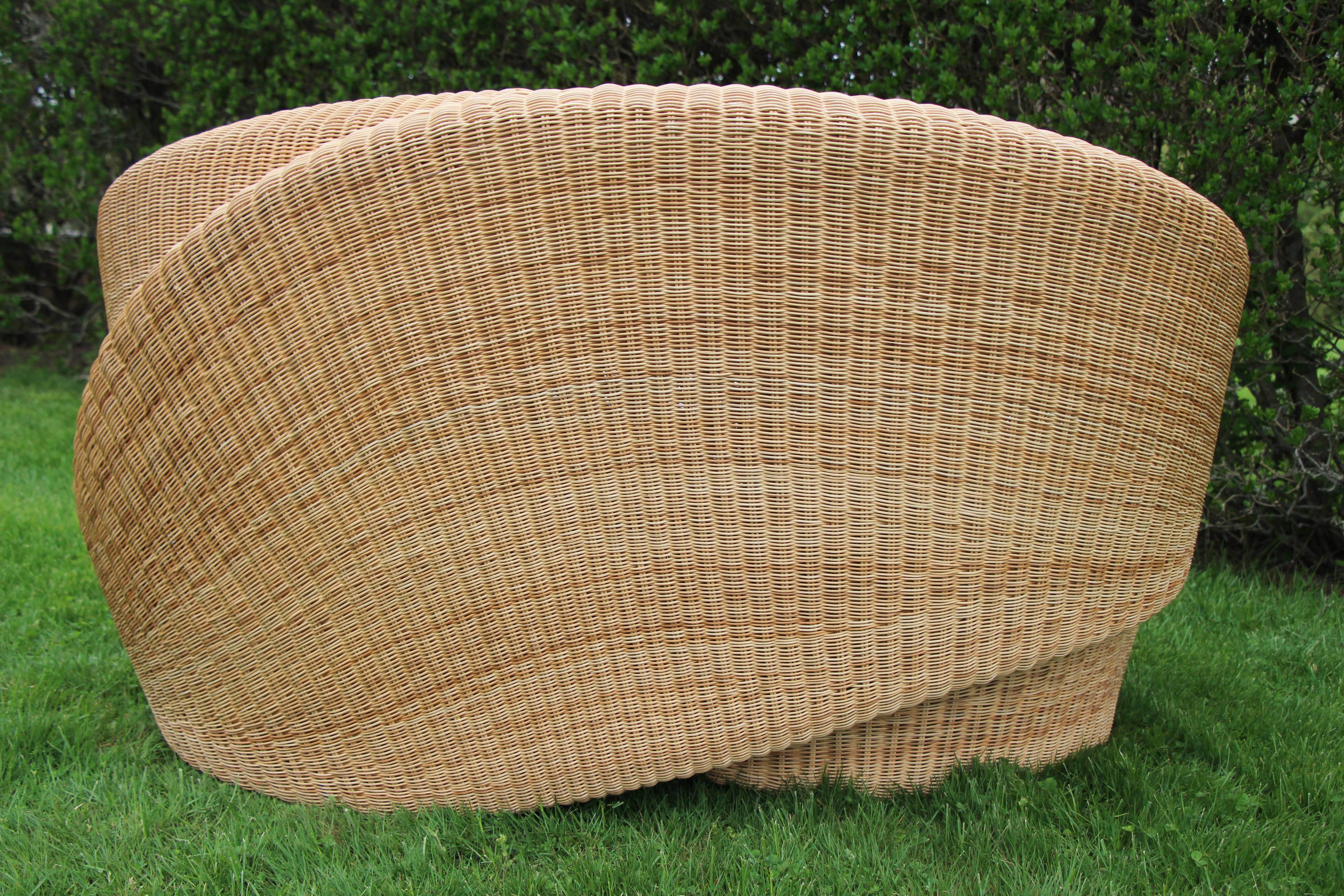 Loveseat Knotty Contemporary de ratán para interior-exterior, cojines de tela Sunbrella Tejido en venta