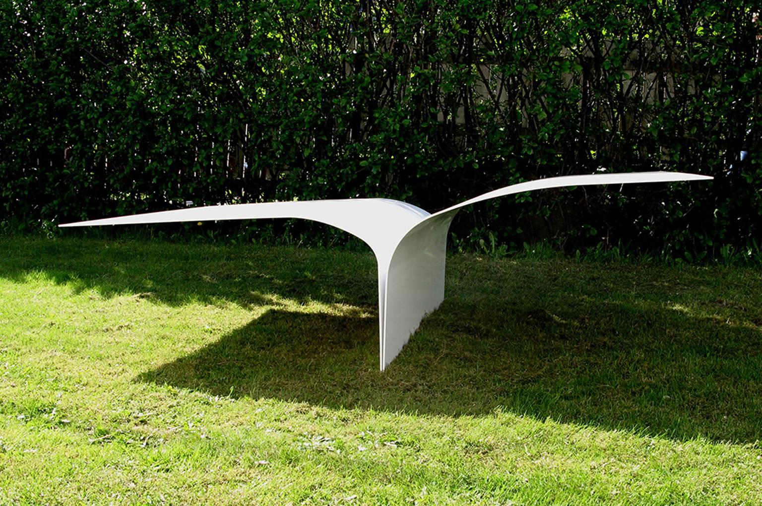 Zeitgenössisches, minimalistisches Vogelbett für den Außenbereich, pulverbeschichtet  (Minimalistisch) im Angebot