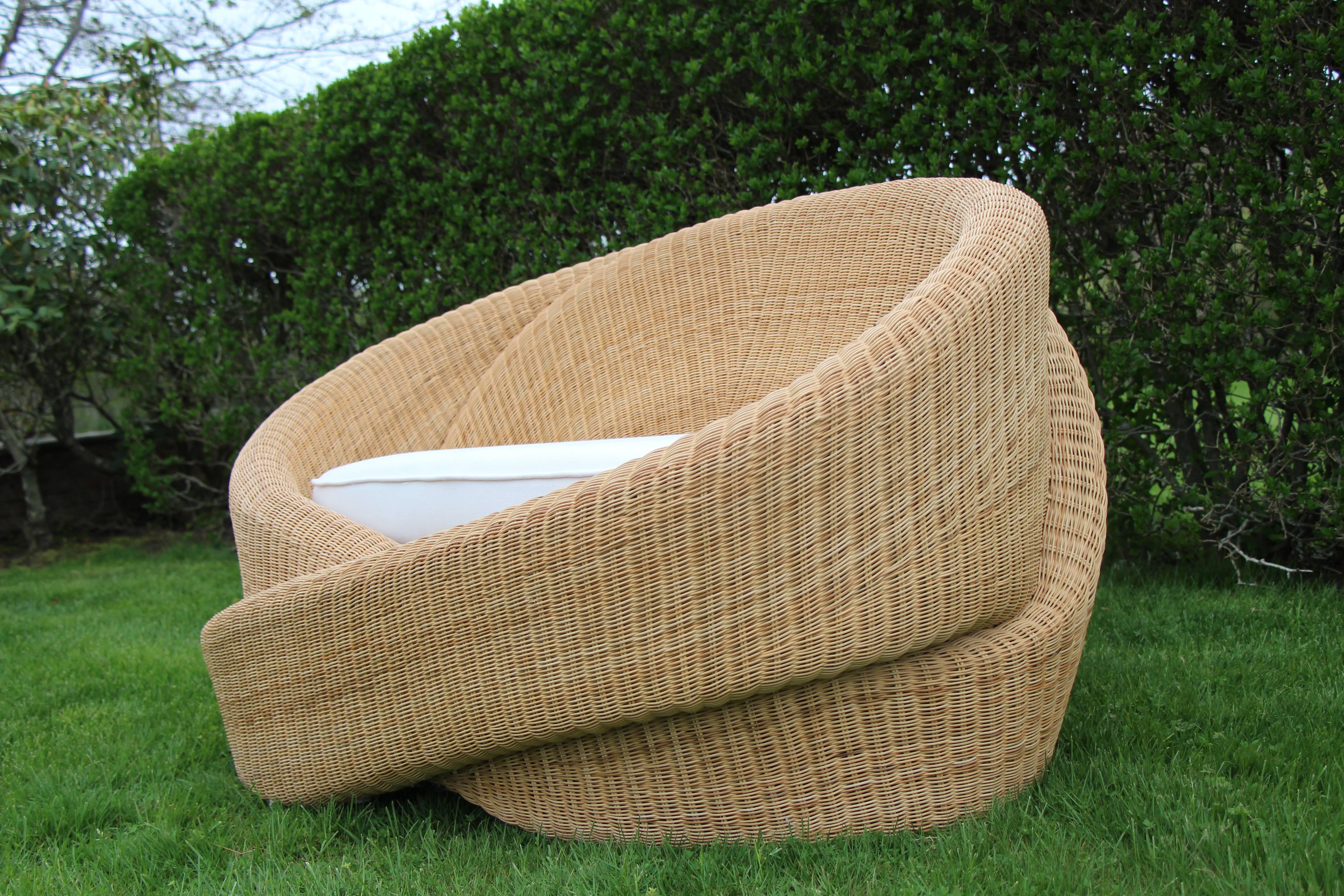 Loveseat Knotty Contemporary de ratán para interior-exterior, cojines de tela Sunbrella Estadounidense en venta