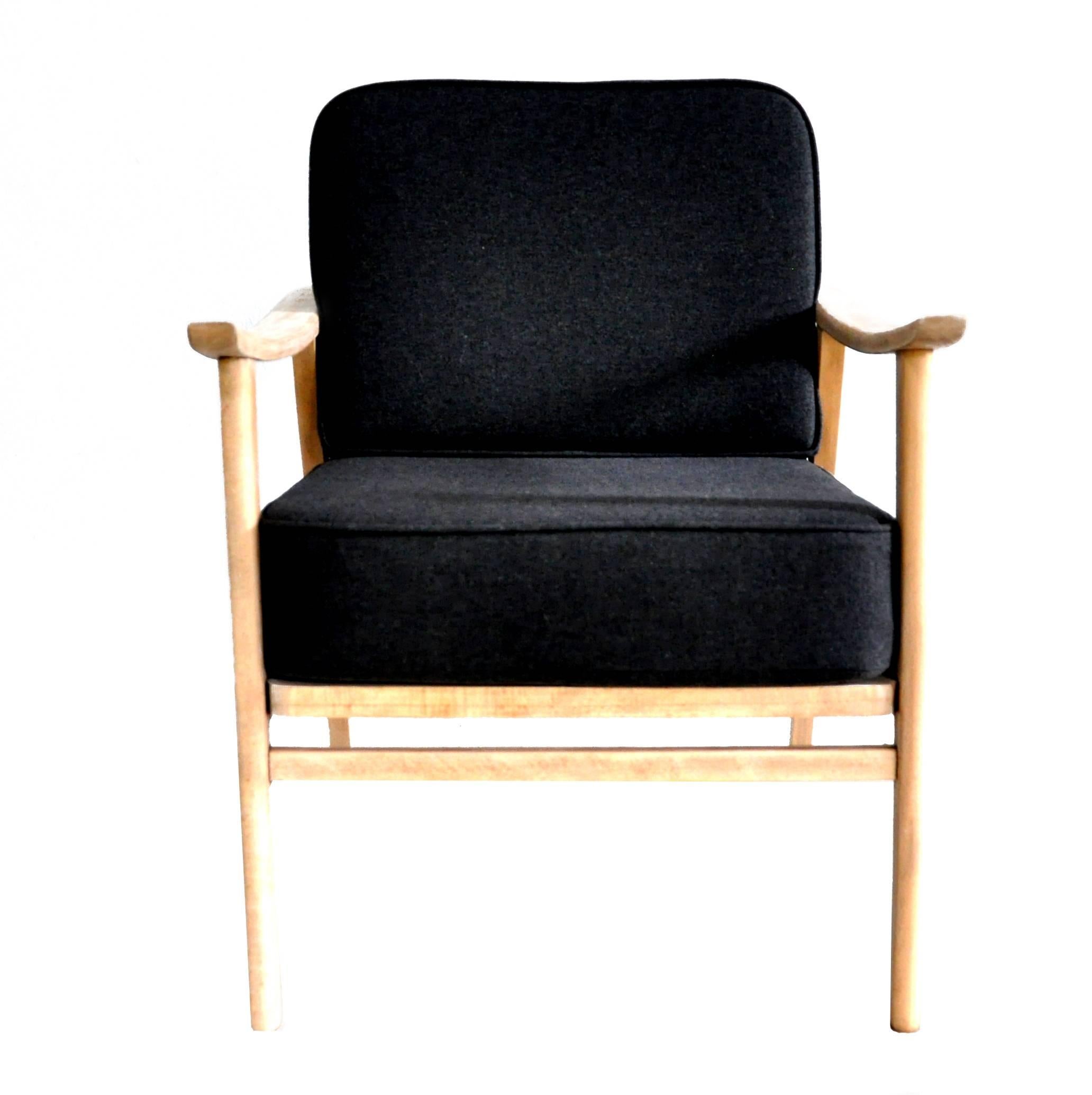 This easy chair from the 1950s is made out of beech. Foam cushions have been recently upholstered with wool felt fabric.

There are two identical chairs in stock. This offer refers to option 2: Sandpapered beech, untreated, grey (anthrazith)