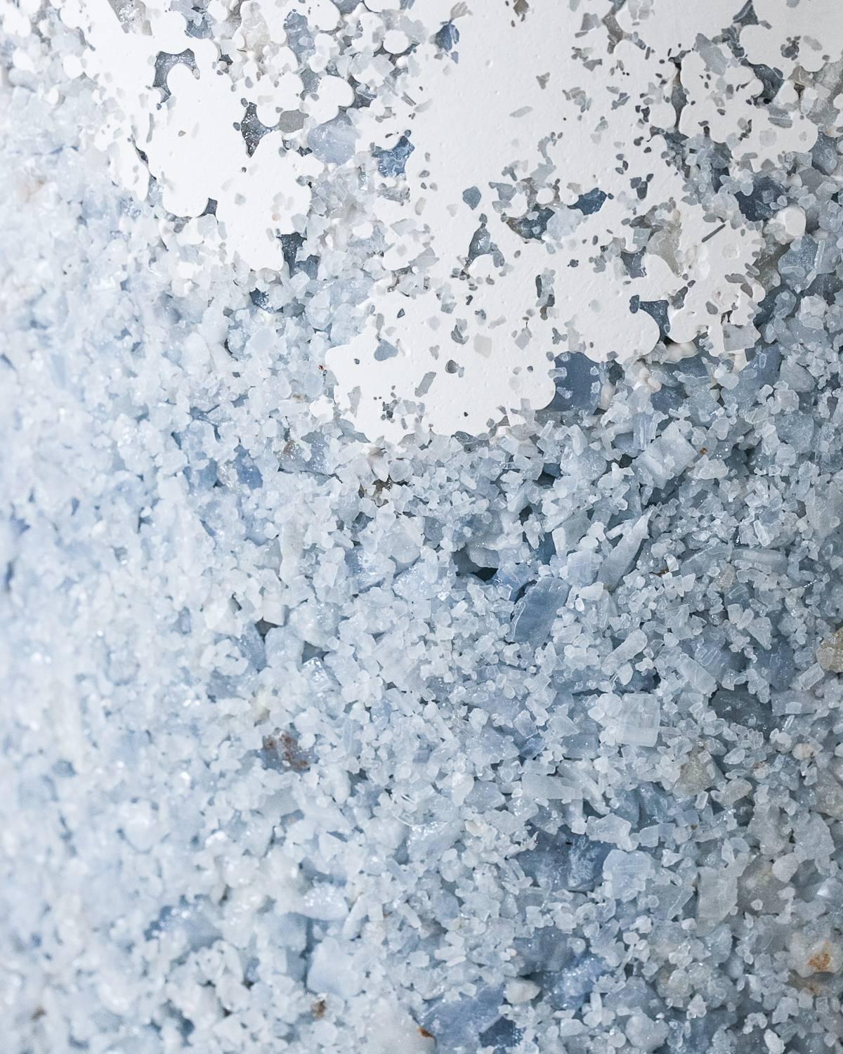 Handgefertigte blau-kalzitfarbene und weiße Gipstrommel, Beistelltisch von Samuel Amoia im Zustand „Neu“ im Angebot in New York, NY