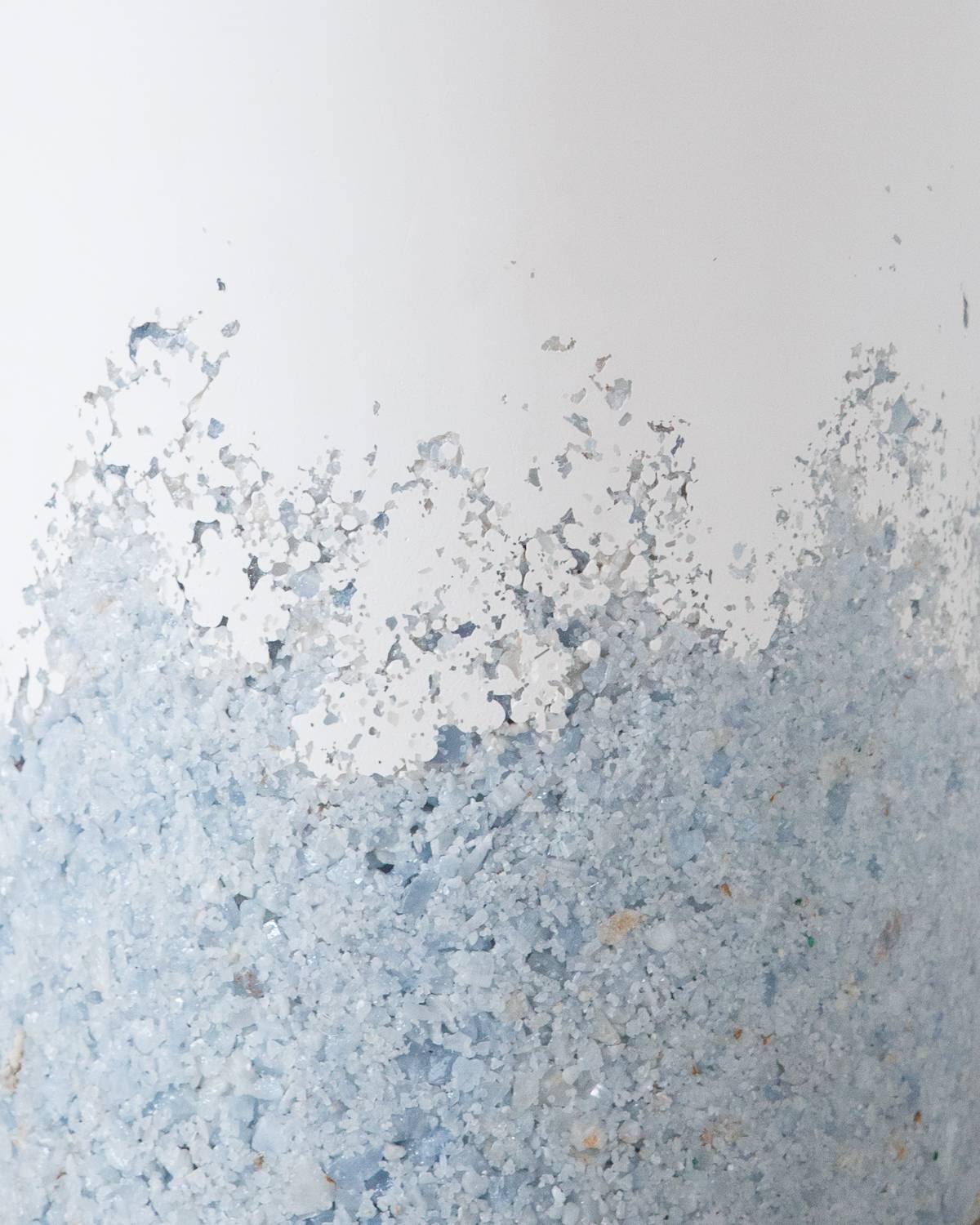 Handgefertigte blau-kalzitfarbene und weiße Gipstrommel, Beistelltisch von Samuel Amoia im Angebot 1