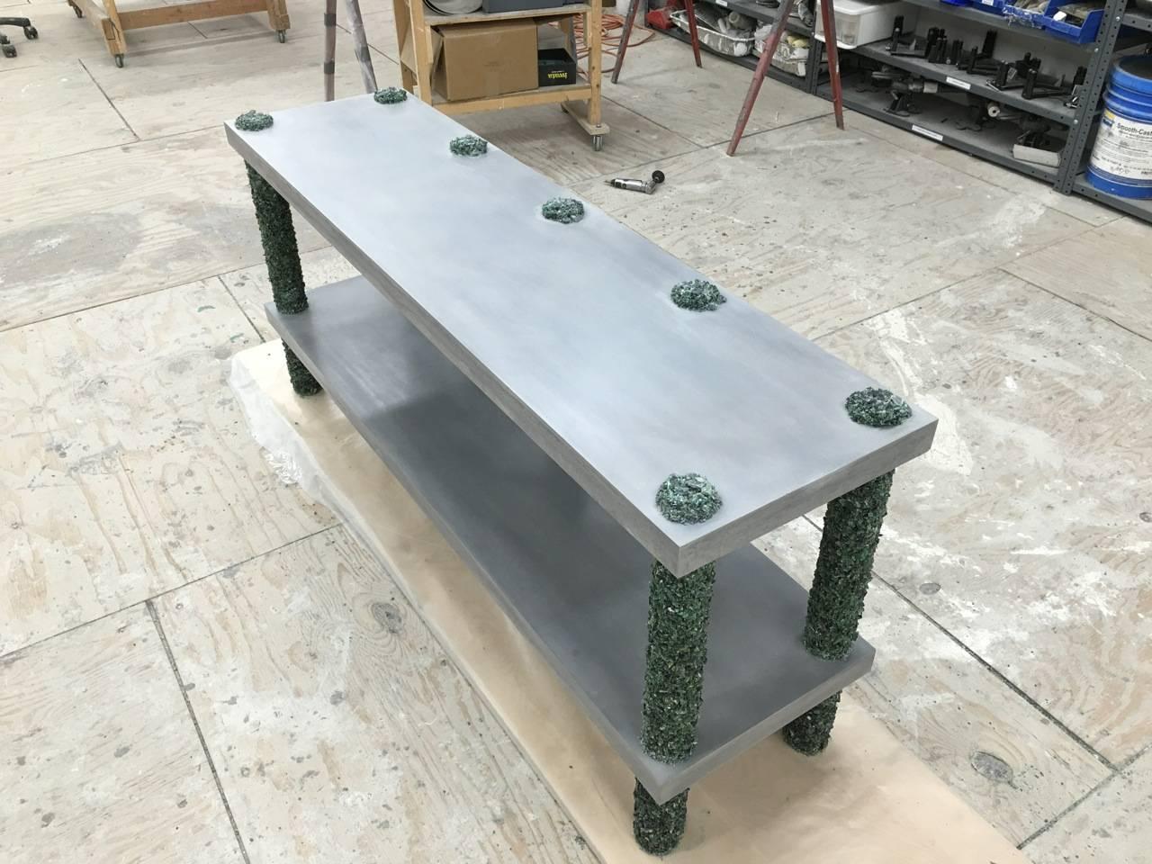 Américain Console faite à la main en aventurine vert foncé et ciment gris coulé, par Samuel Amoia en vente