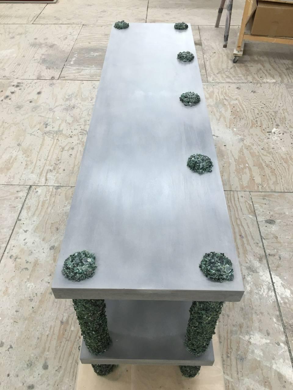 Console faite à la main en aventurine vert foncé et ciment gris coulé, par Samuel Amoia Neuf - En vente à New York, NY