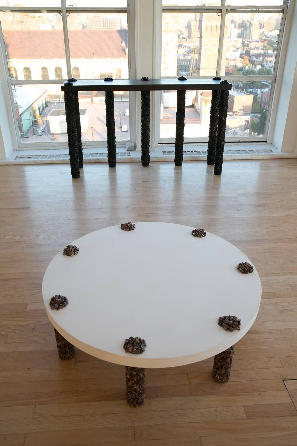 Table basse à sept pieds en pierre de jaspe et plateau en plâtre blanc, fabriquée à la main, par Picasso Neuf - En vente à New York, NY