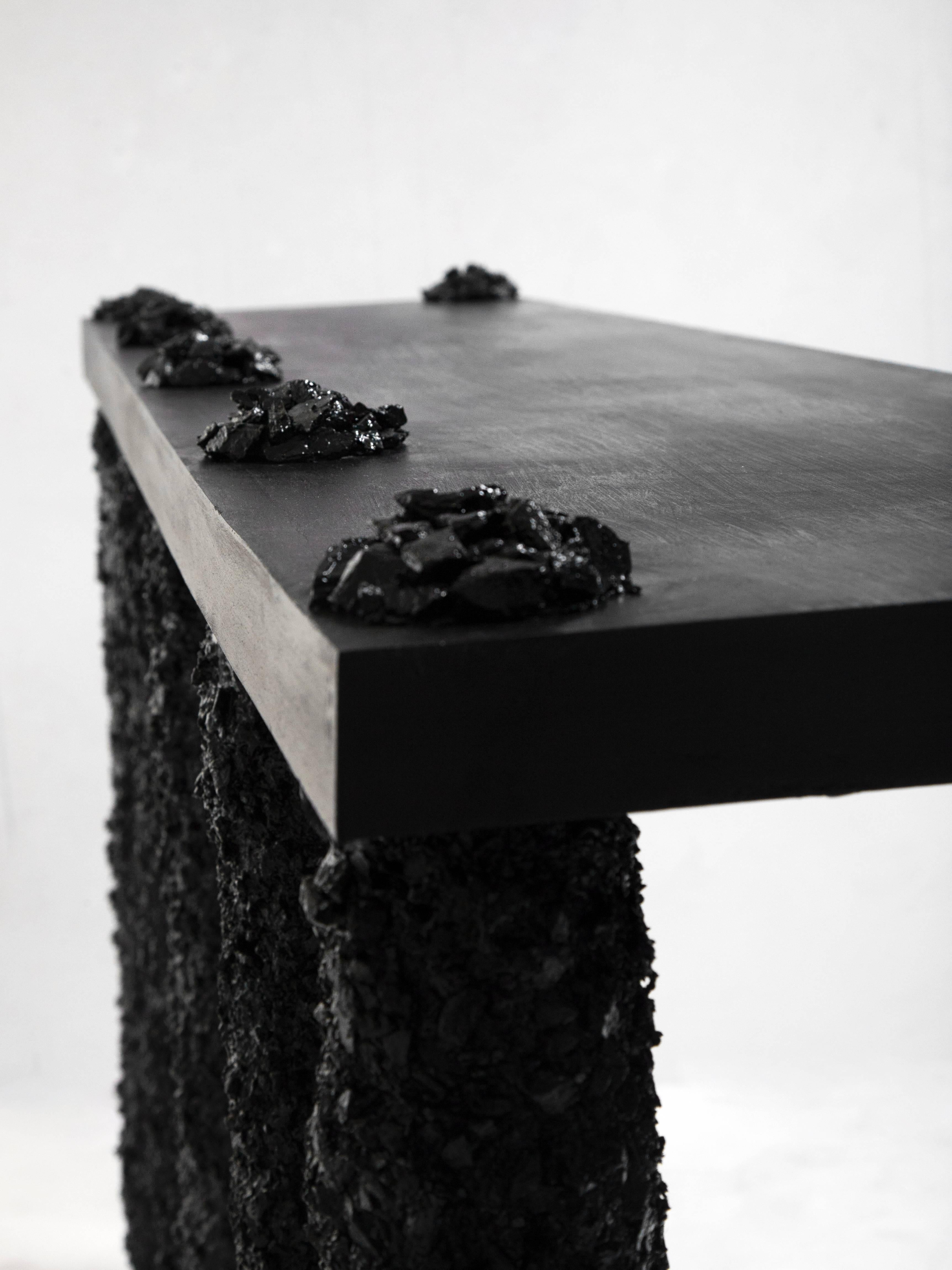 Handgefertigte Konsole aus schwarzem Turmalin aus Indien und schwarzem Zement, von Samuel Amoia im Angebot 1