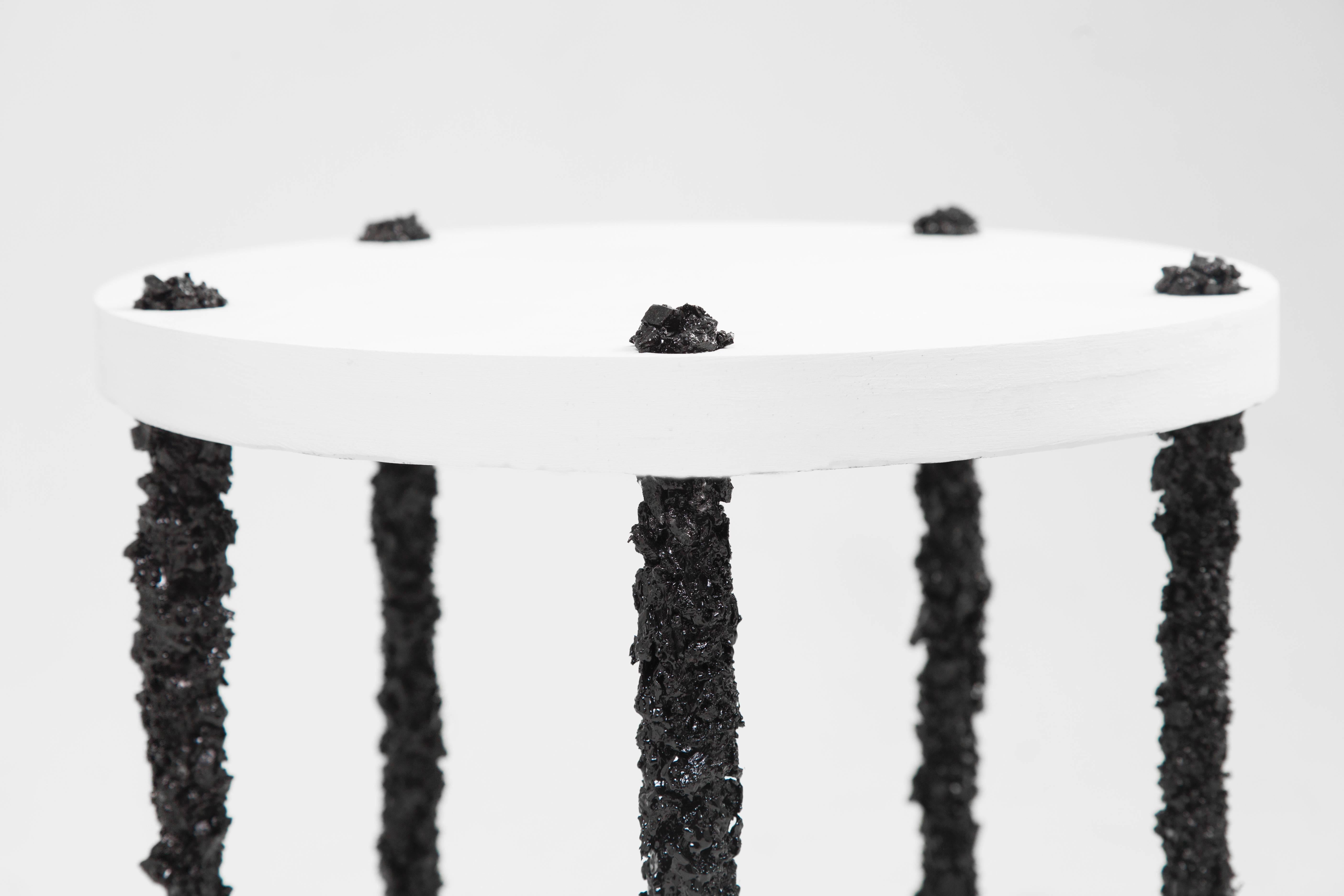 Américain Table d'appoint faite à la main en tourmaline noire et plâtre blanc, par Samuel Amoia en vente