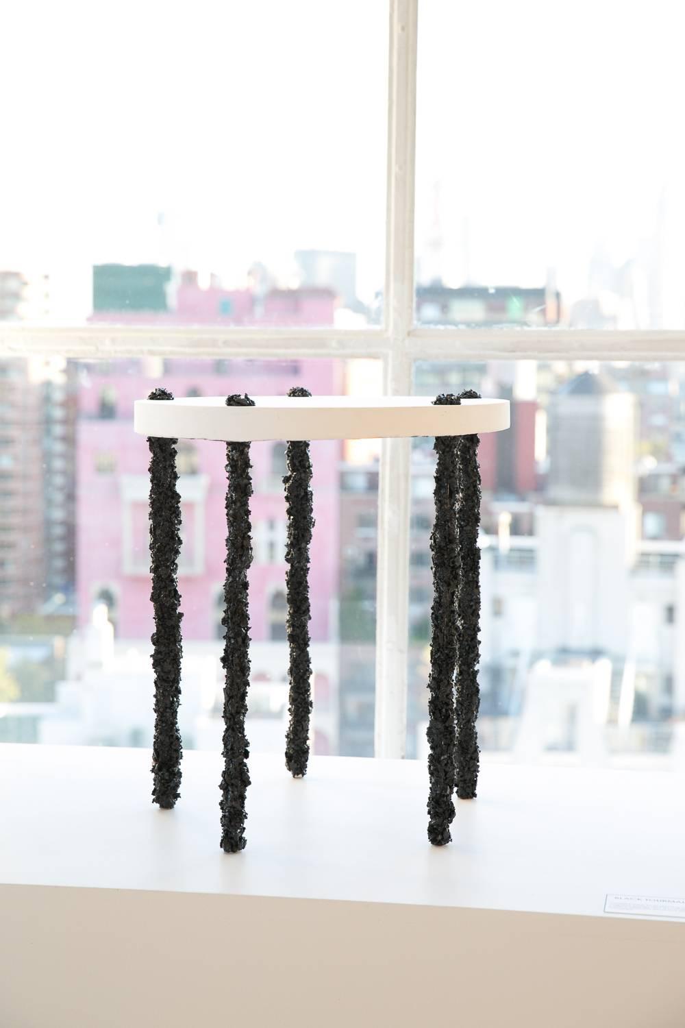 Table d'appoint faite à la main en tourmaline noire et plâtre blanc, par Samuel Amoia Neuf - En vente à New York, NY