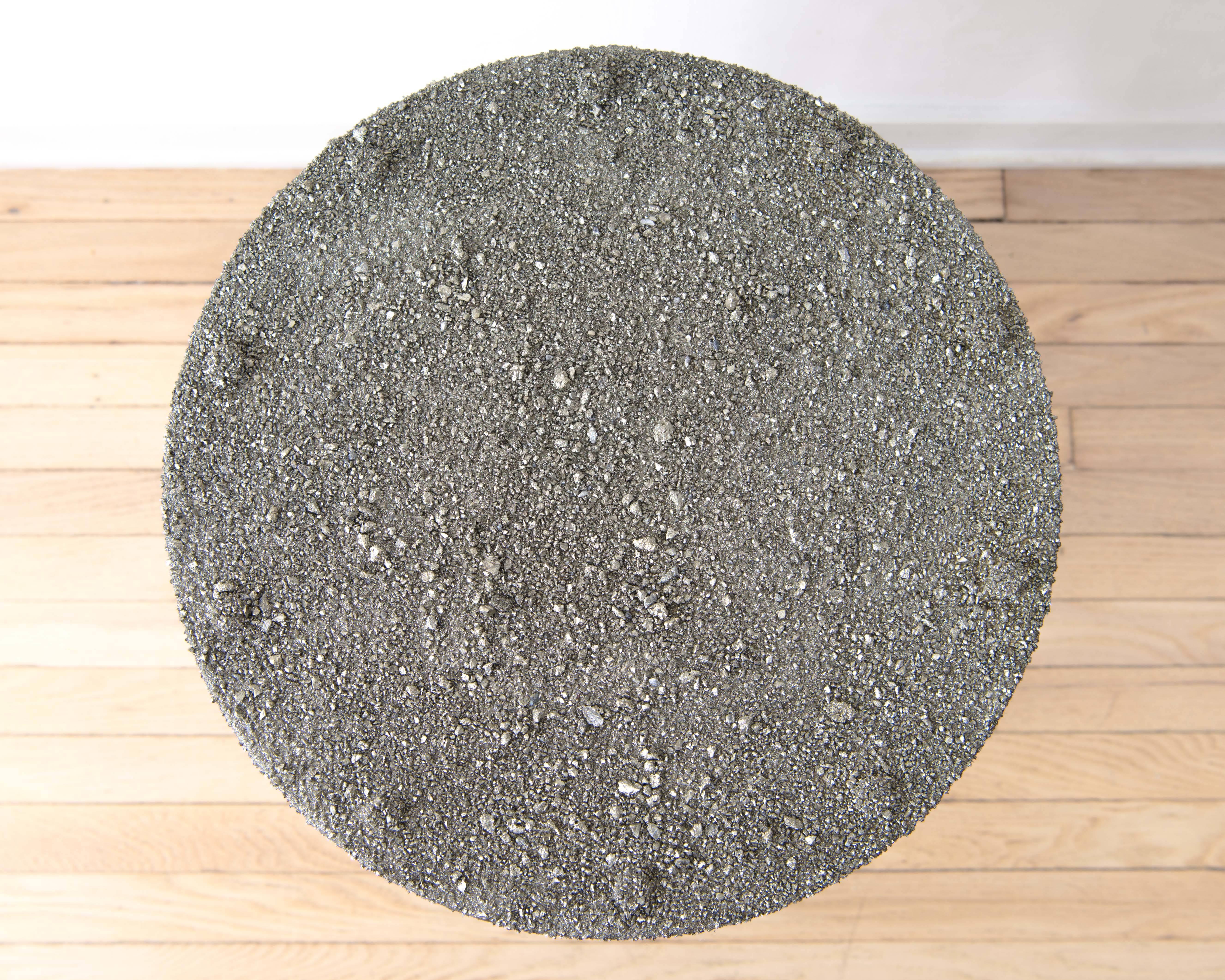 Toutes les pièces sont réalisées sur commande par Samuel et son frère Dominic (sculpteur). Les minéraux proviennent de mineurs de confiance, puis sont concassés à la main, lavés à la main et soigneusement sculptés pour chaque pièce. Qu'elles soient