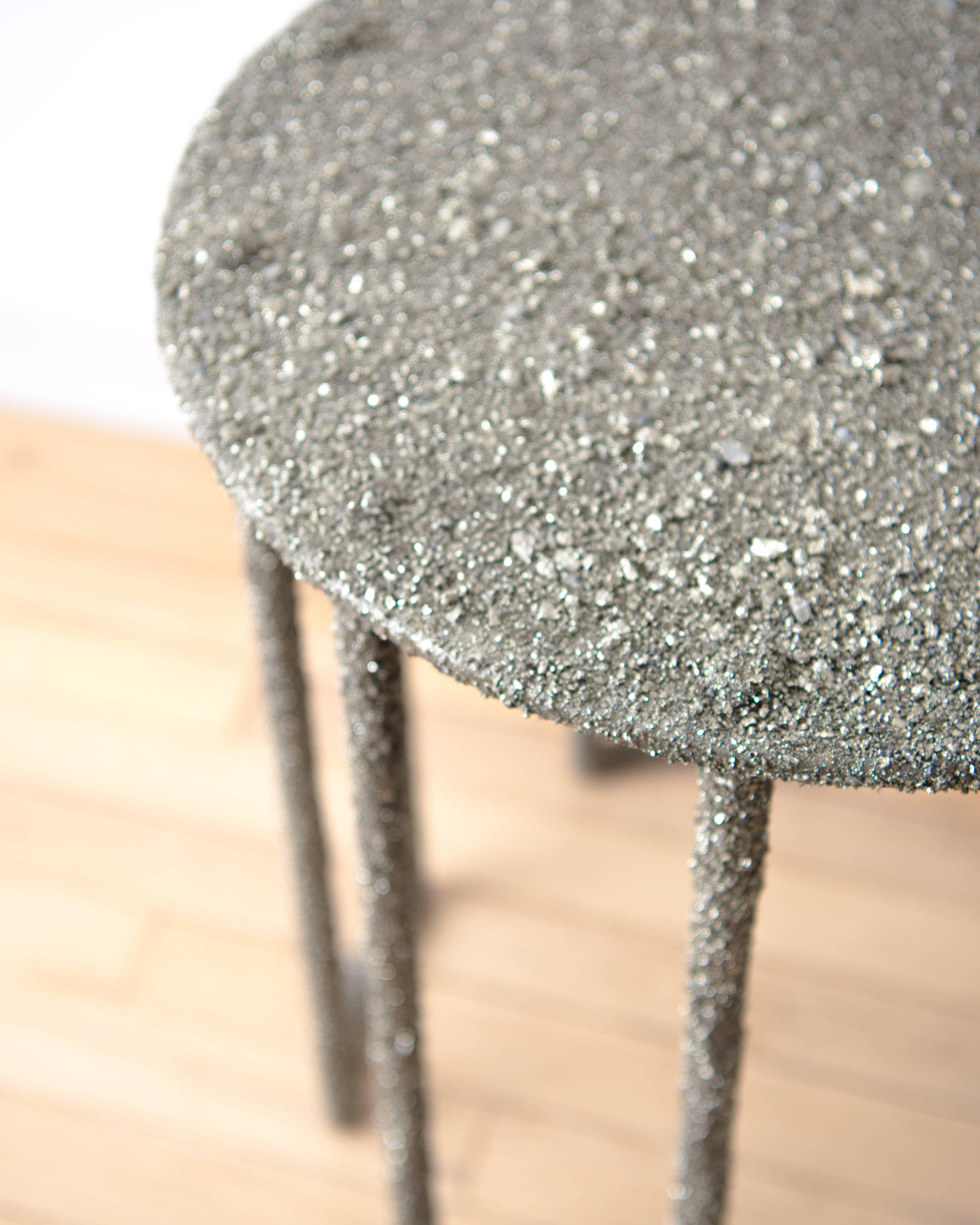 Américain Table d'appoint faite à la main en pyrite concassée du Mexique, par Samuel Amoia en vente