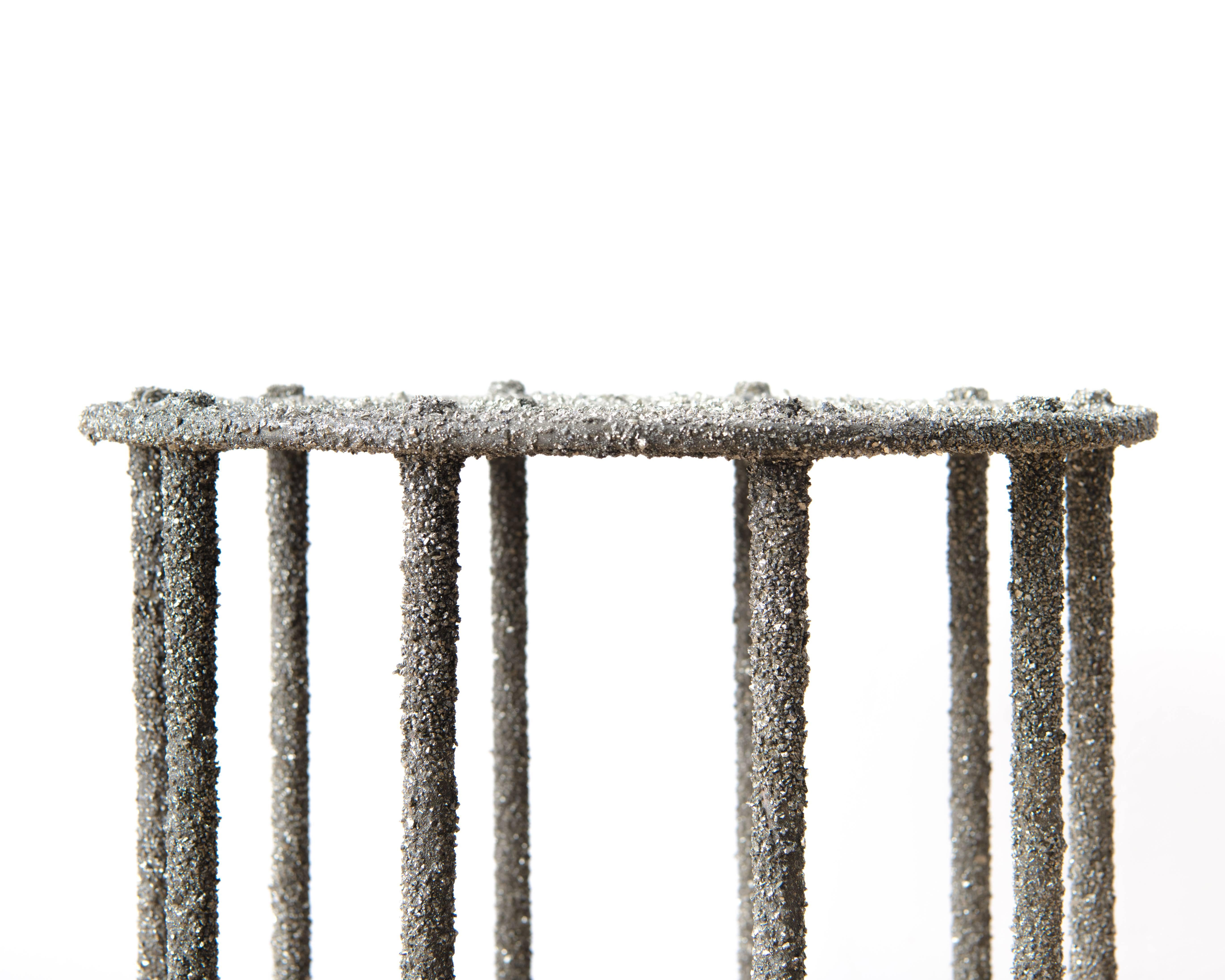 Pyrite Table d'appoint faite à la main en pyrite concassée du Mexique, par Samuel Amoia en vente