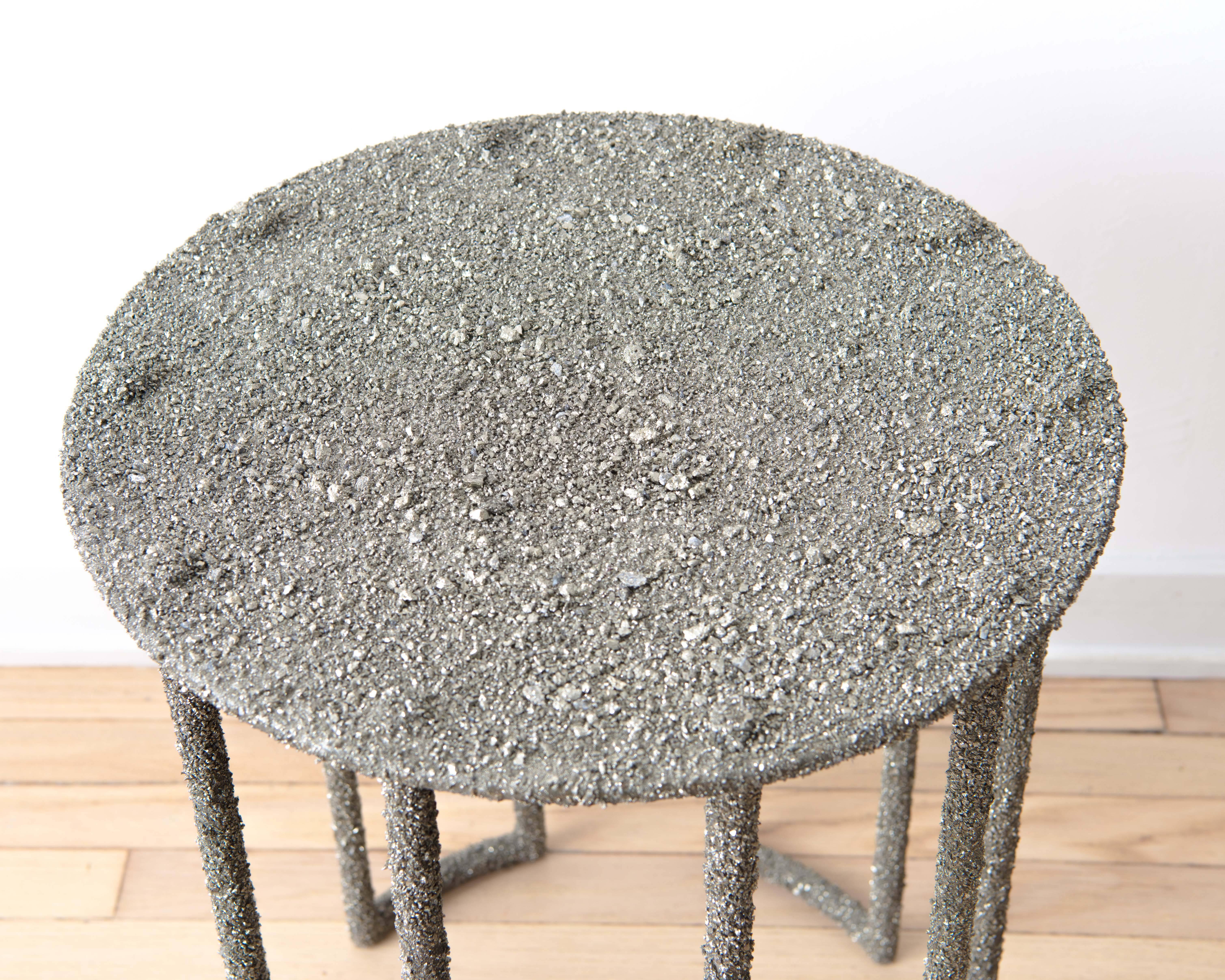Table d'appoint faite à la main en pyrite concassée du Mexique, par Samuel Amoia en vente 1