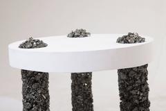 Mesa auxiliar de tres patas, hecha a mano, de pirita y yeso blanco, por Samuel Amoia