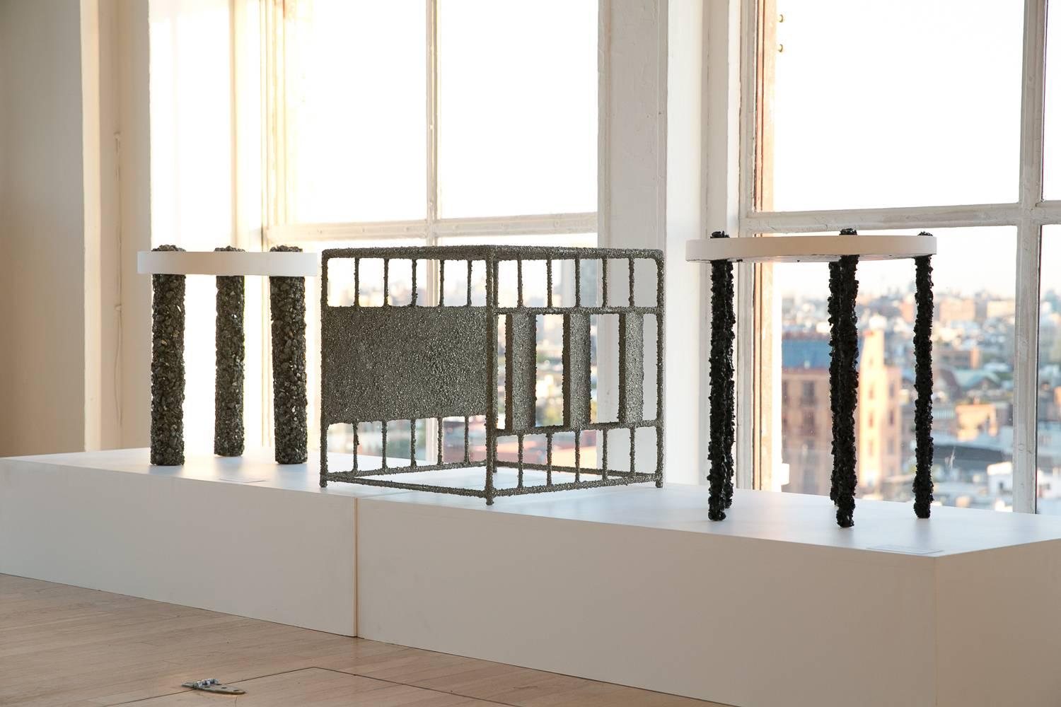 Tavolino a tre gambe in pirite e gesso bianco, Hand Made, di Samuel Amoia In condizioni Nuovo in vendita a New York, NY