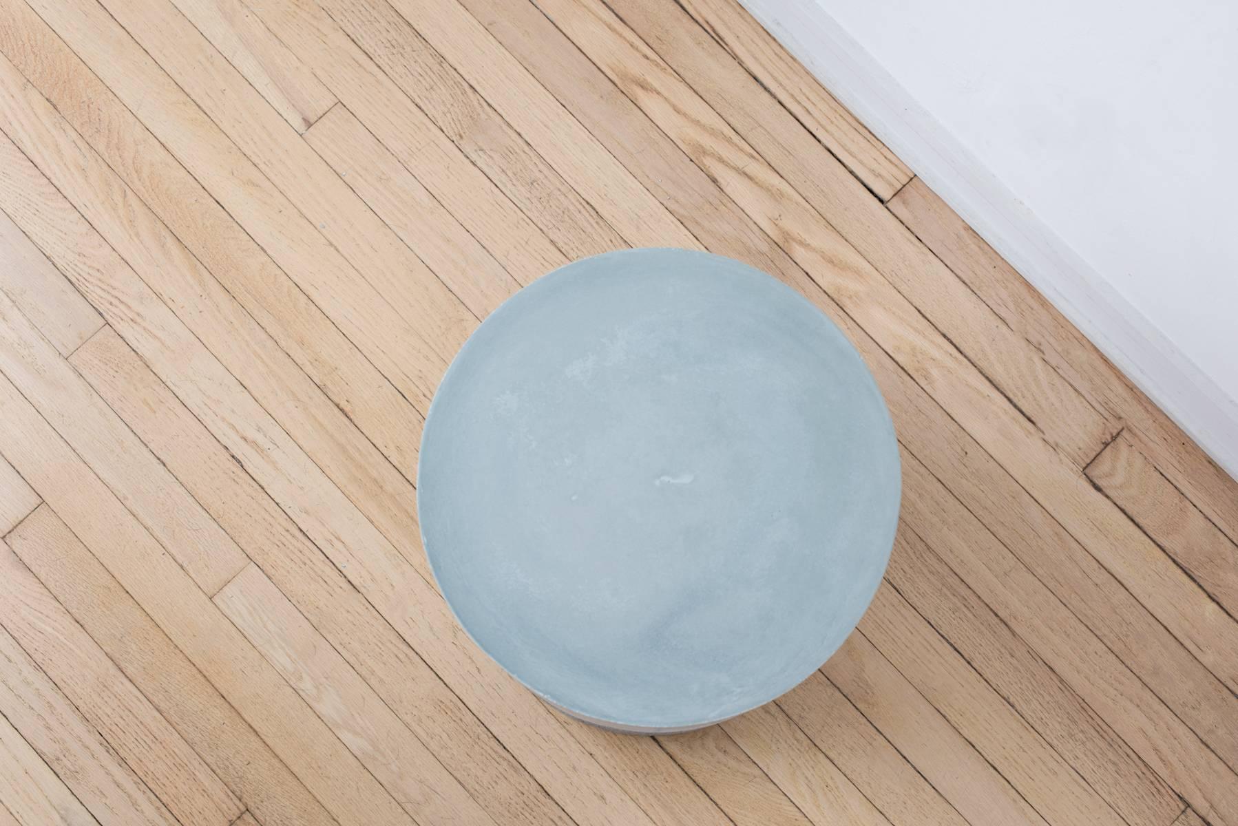 Américain Table d'appoint tambour en agate grise et plâtre bleu clair, fabriquée à la main par Samuel Amoia en vente