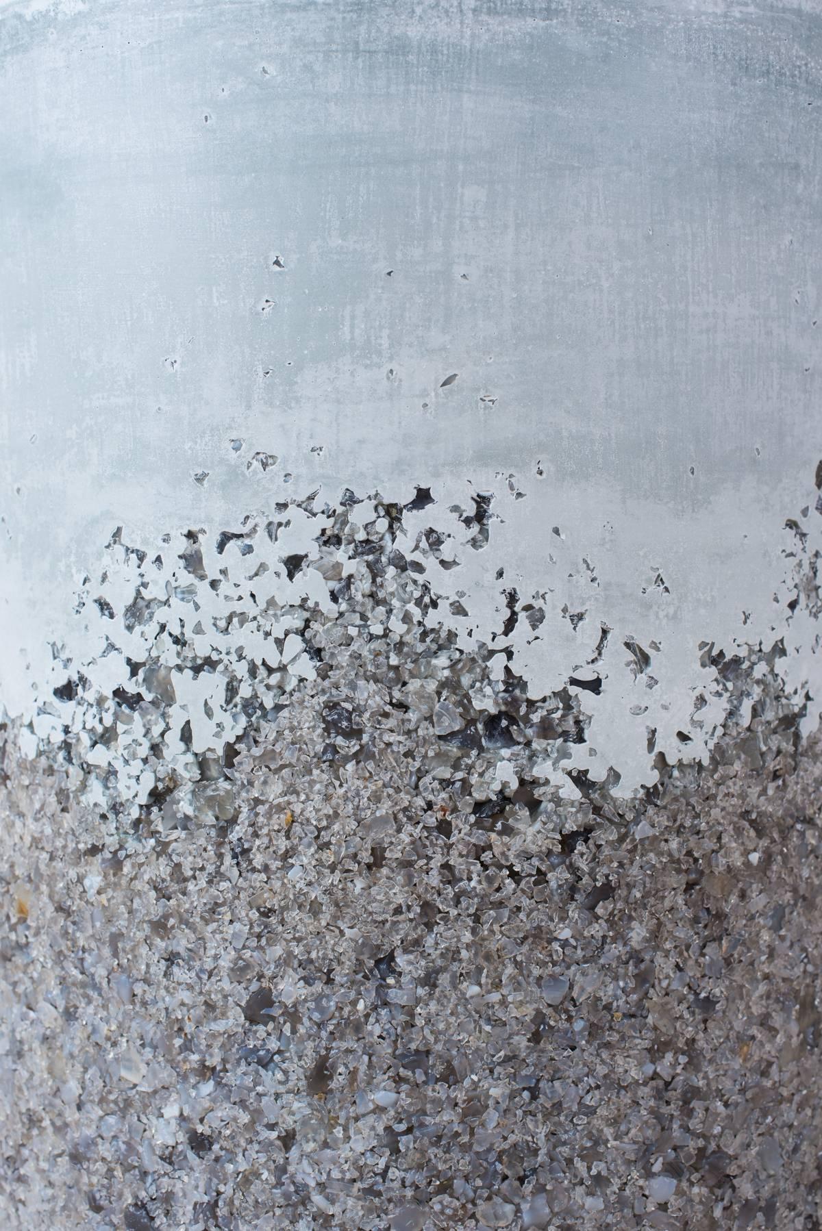Handgefertigte Trommel aus grauem Achat und hellblauem Gips, Beistelltisch von Samuel Amoia (21. Jahrhundert und zeitgenössisch) im Angebot