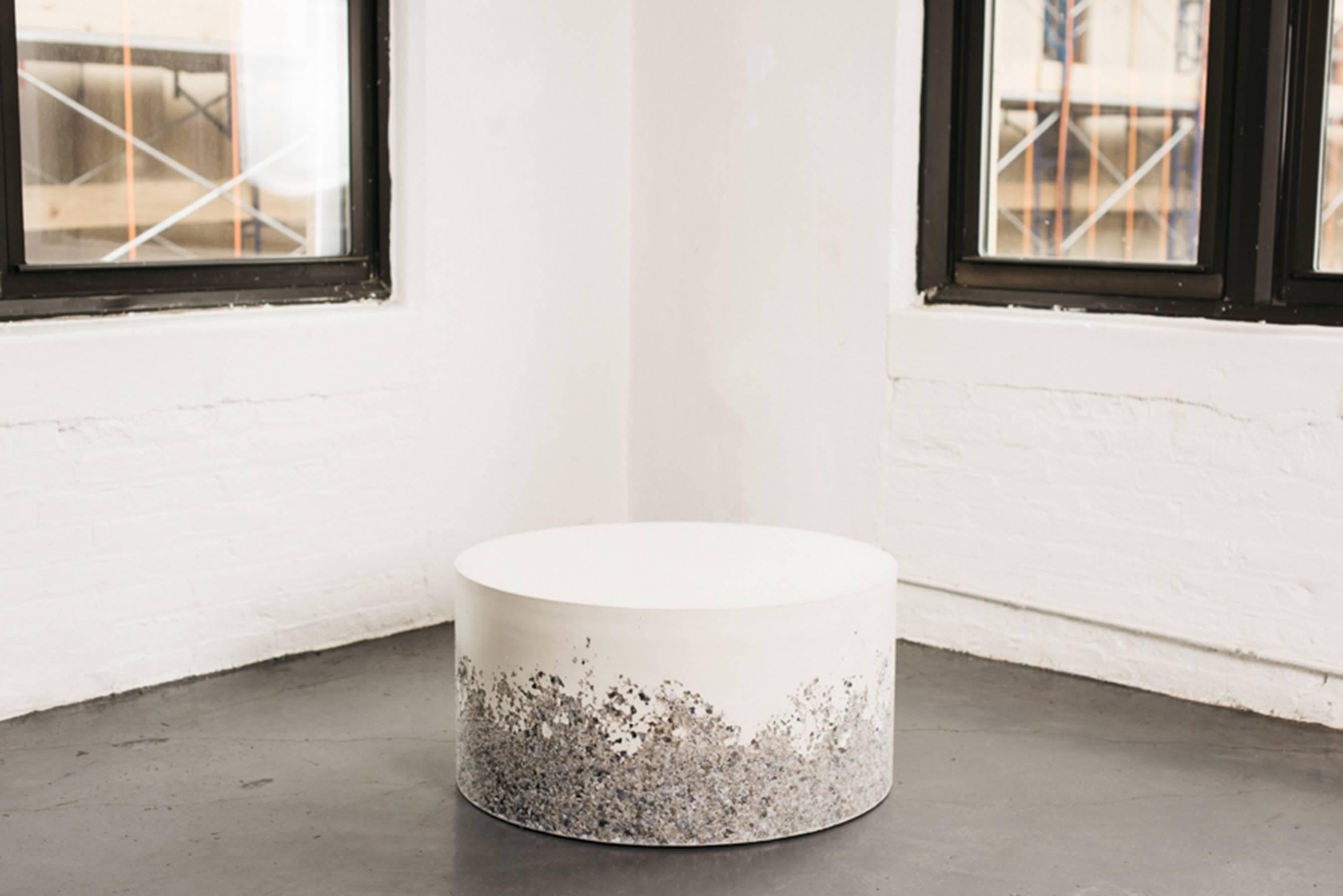 Tambour en agate grise et plâtre blanc, table d'appoint faite à la main par Samuel Amoia Neuf - En vente à New York, NY