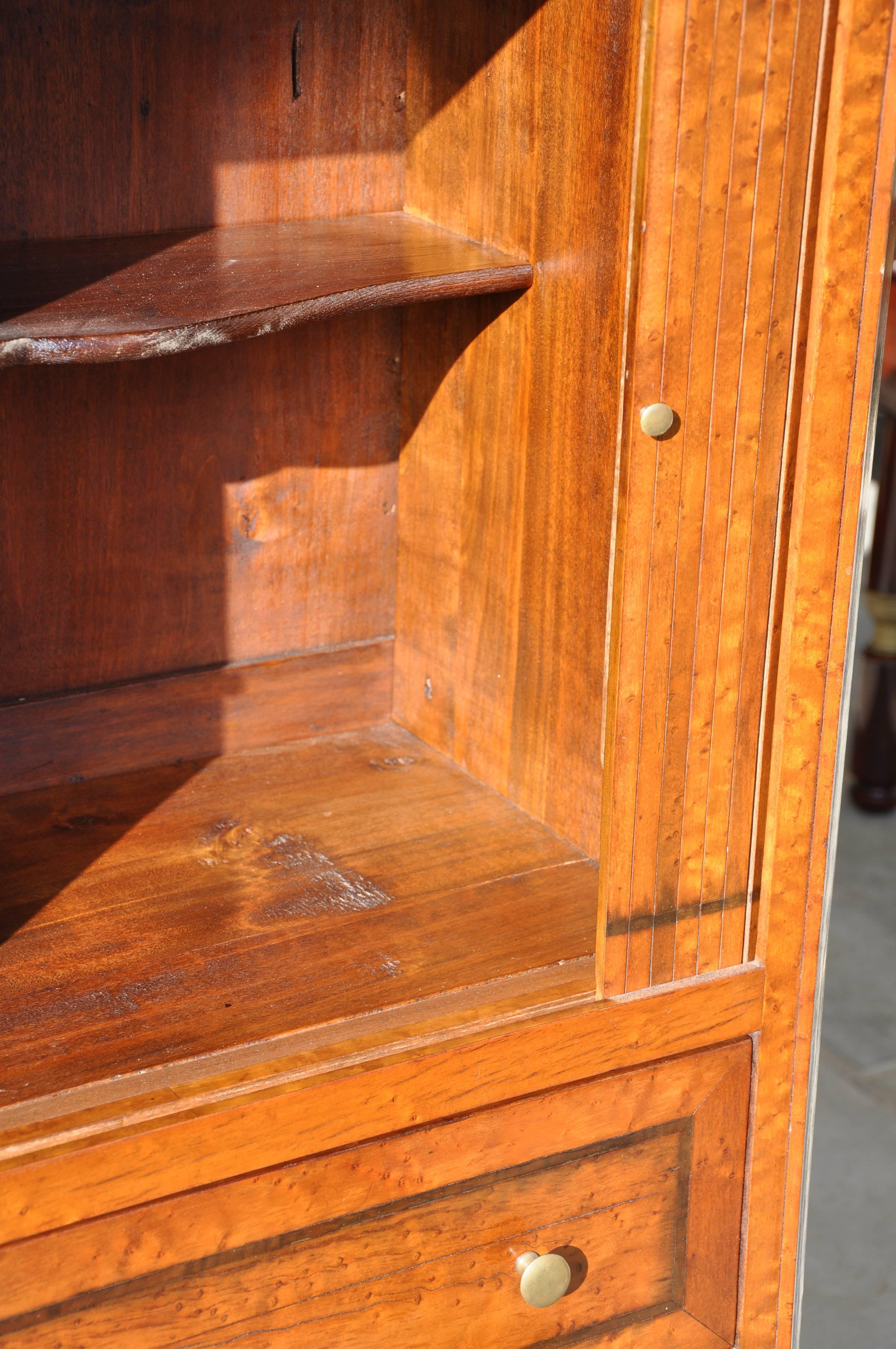19th Century Walnut Cabinet with Top in Gray Marble Top and Unusual Opening In Excellent Condition For Sale In Arezzo, IT