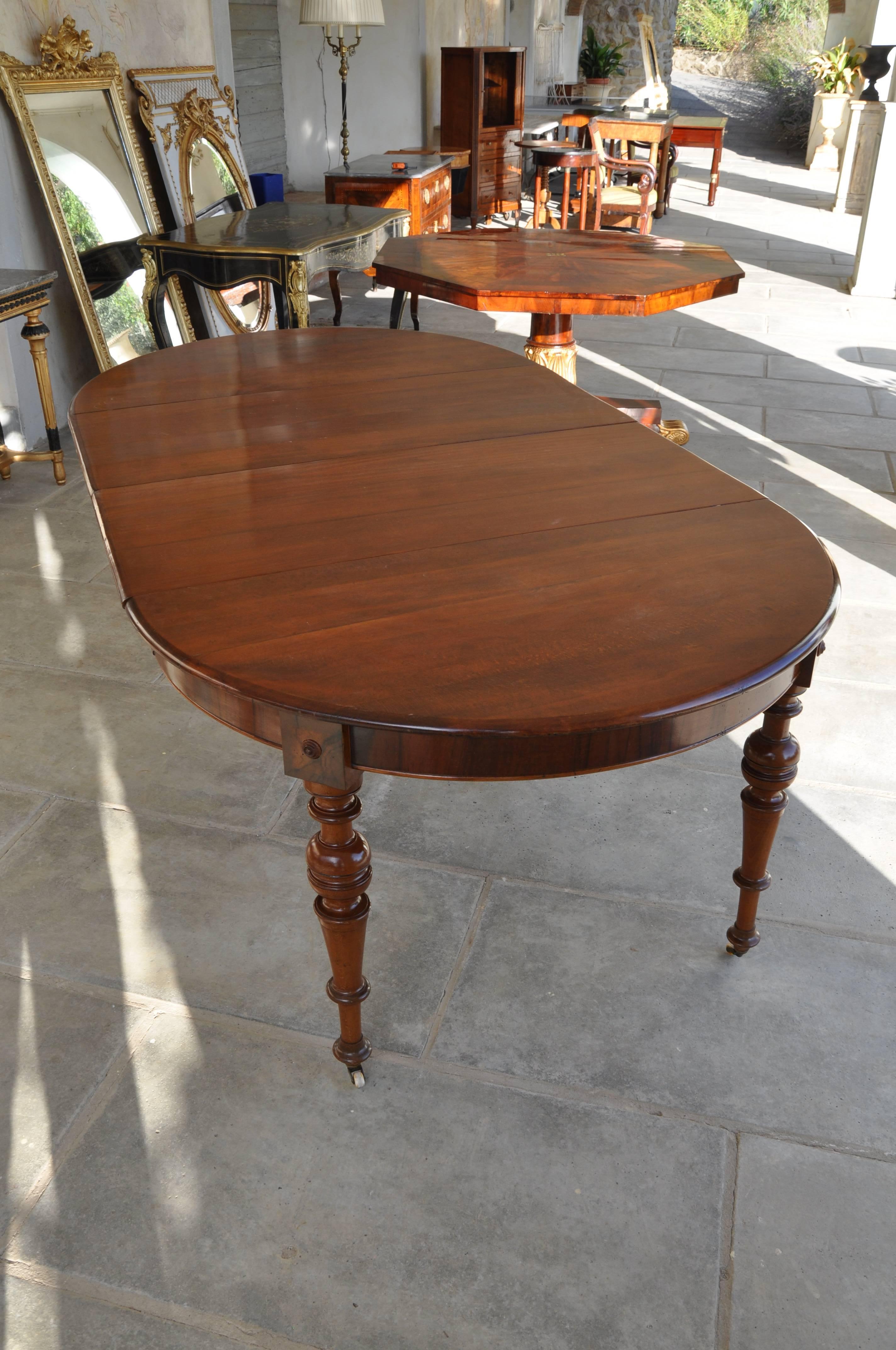 Mid-Century Modern 19th Century Round Dining Table in Walnut For Sale