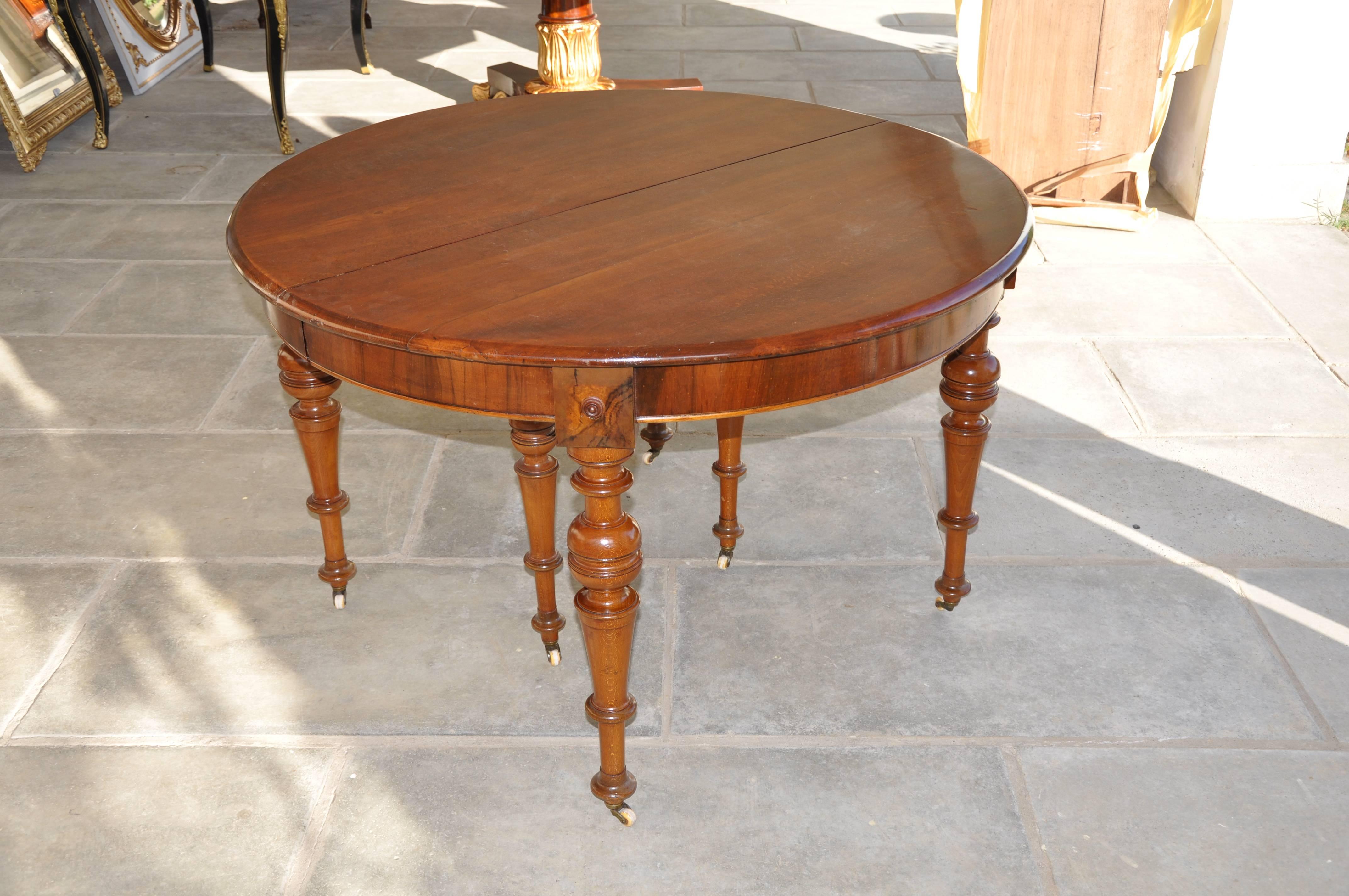 Beautiful round dining table in walnut wood extensible up to 3.5 feet through three extensions. The table rests on four turned legs and two support legs.
Midcentury 19th century (1850-1860) Measures: 119cm x 78cm.
 