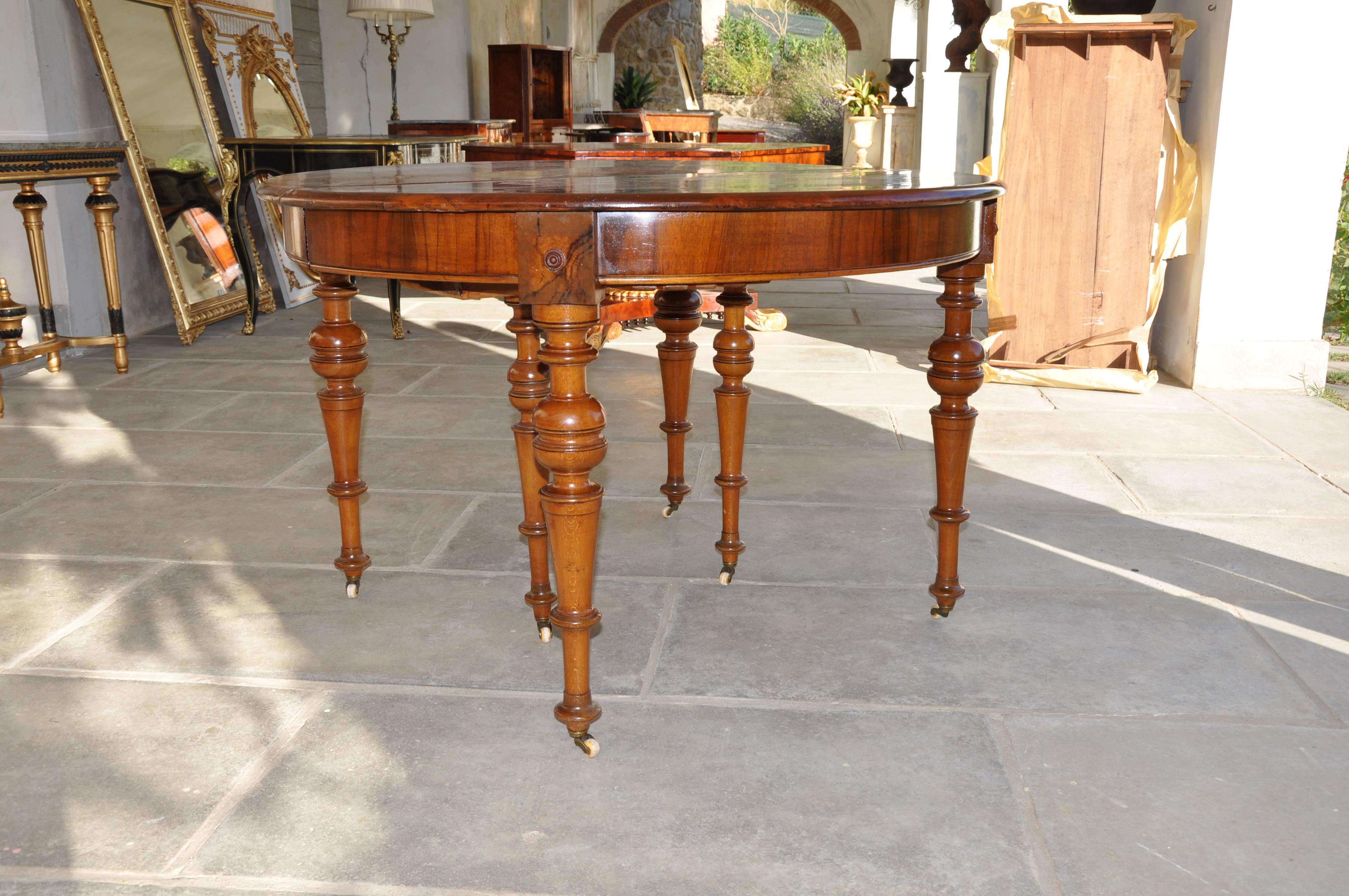 Italian 19th Century Round Dining Table in Walnut For Sale