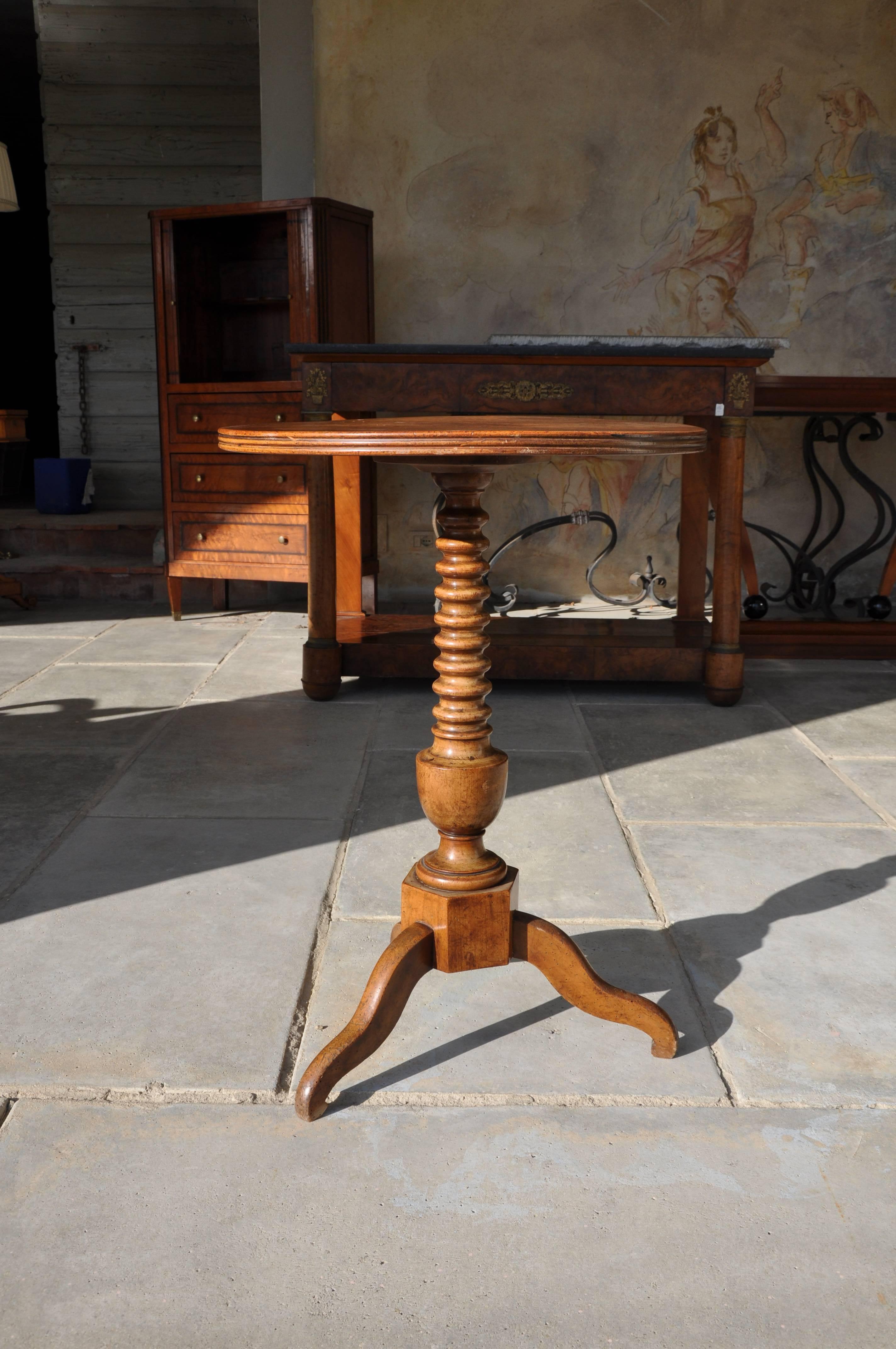 Small round table in blond walnut with centred turned foot, 19th century (1850 - 1870). The table is to be restored. The table diameter is 52cm and the height is 77cm.