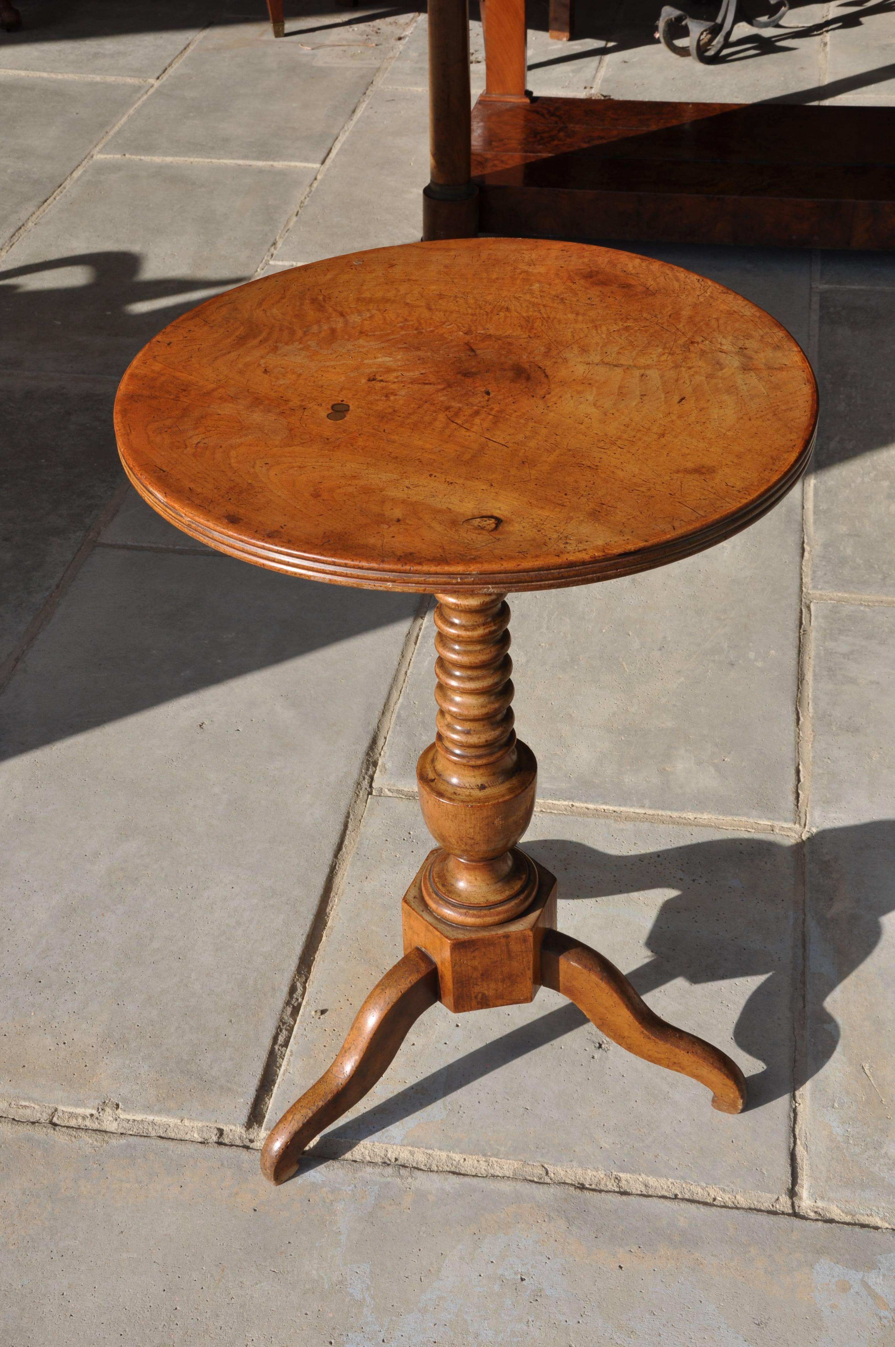 Italian 19th Century Small Round Table in Blond Walnut with Centred Turned Foot For Sale