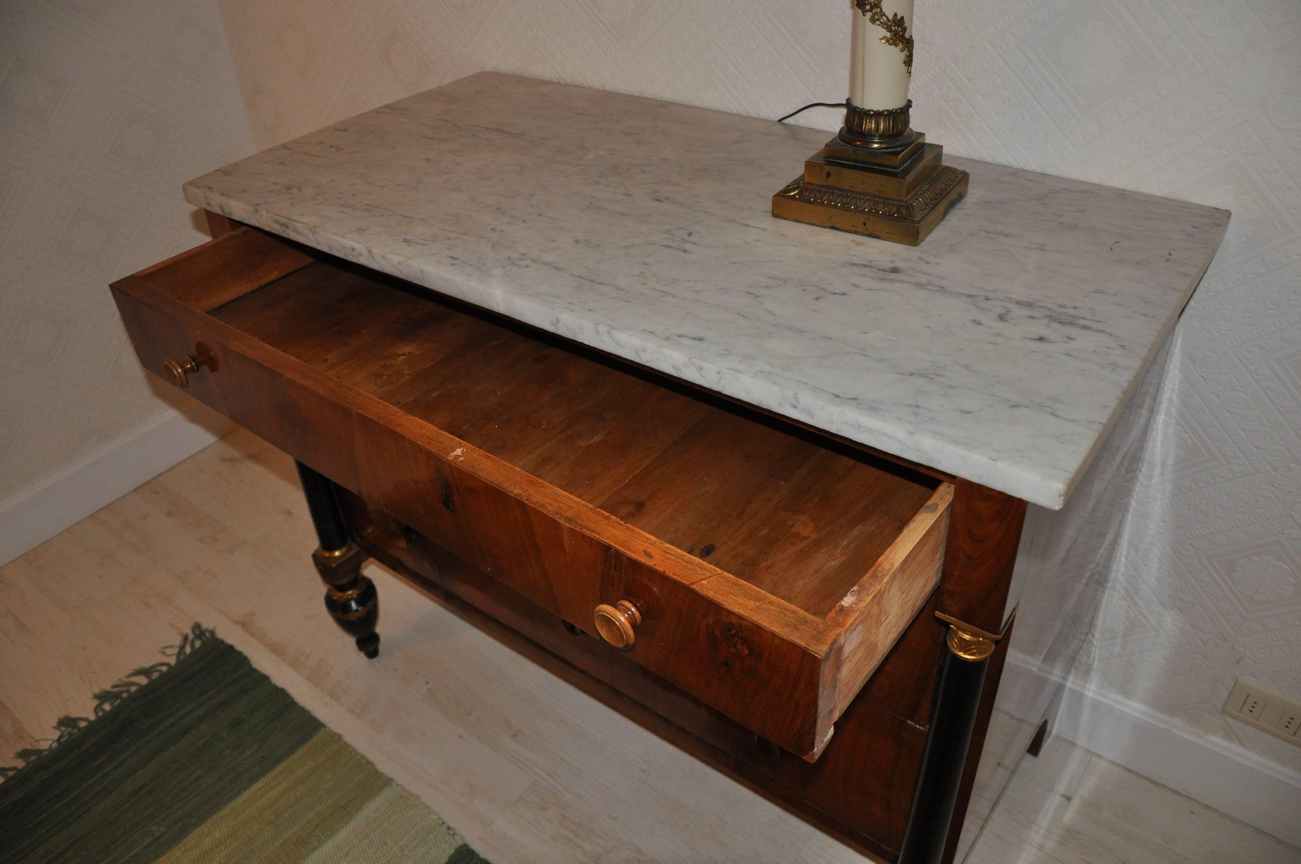 19th Century Florentine Commode in Walnut with Top in Carrara White Marble In Good Condition For Sale In Arezzo, IT