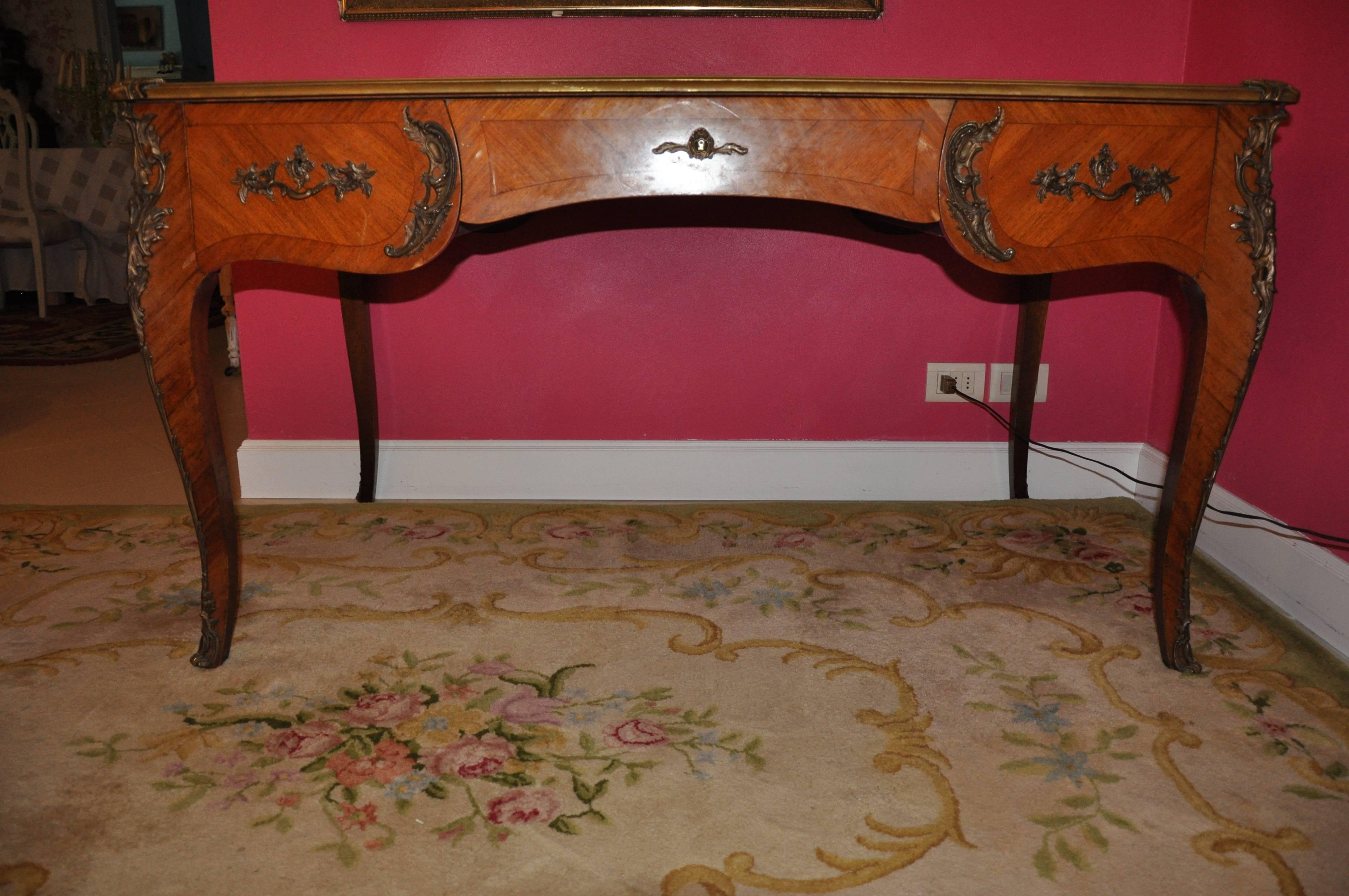 Louis XV 18th Century Writing Desk with Leather Top and Golden Fused Bronzes For Sale