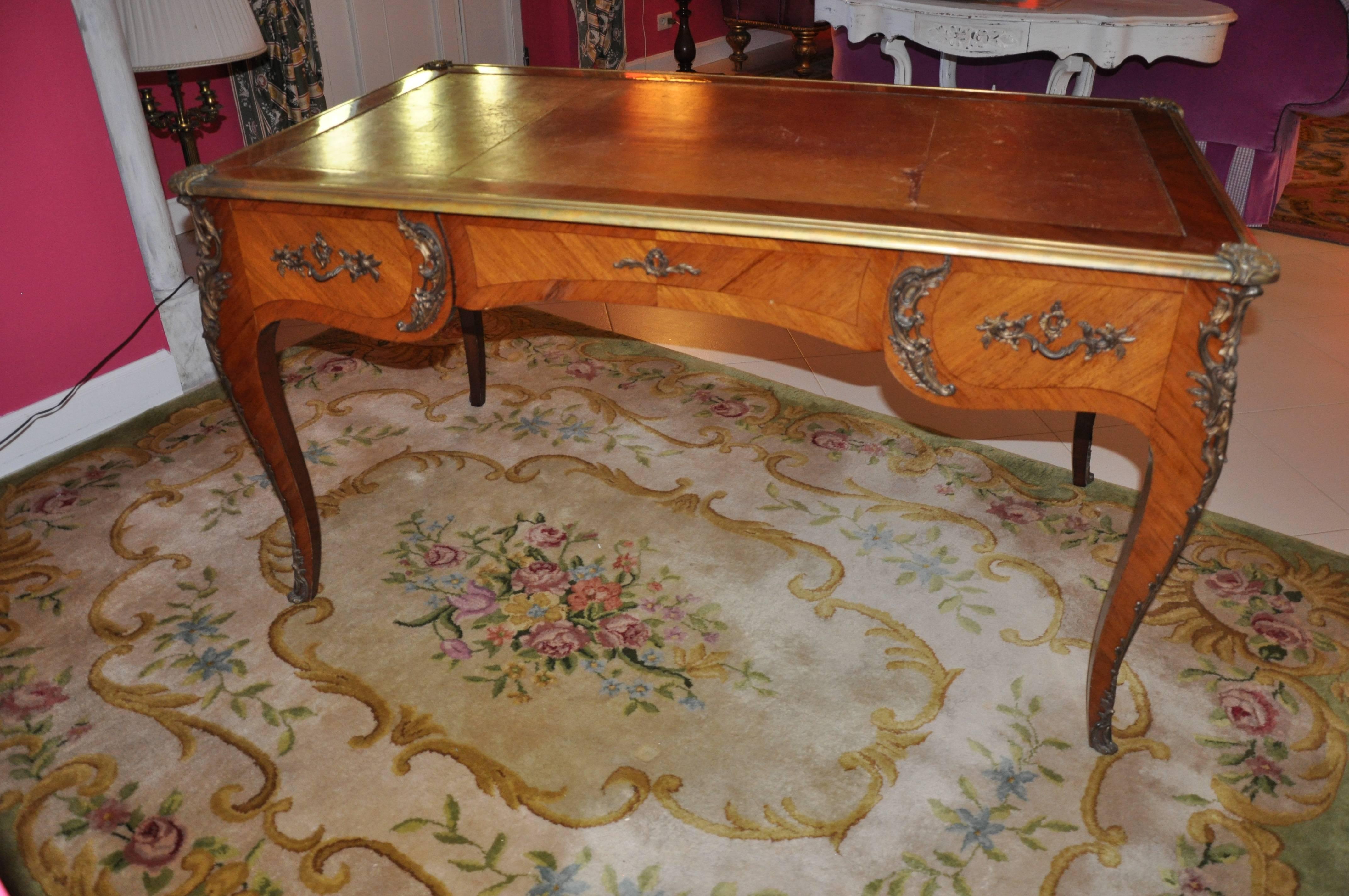 18th Century Writing Desk with Leather Top and Golden Fused Bronzes In Good Condition For Sale In Arezzo, IT