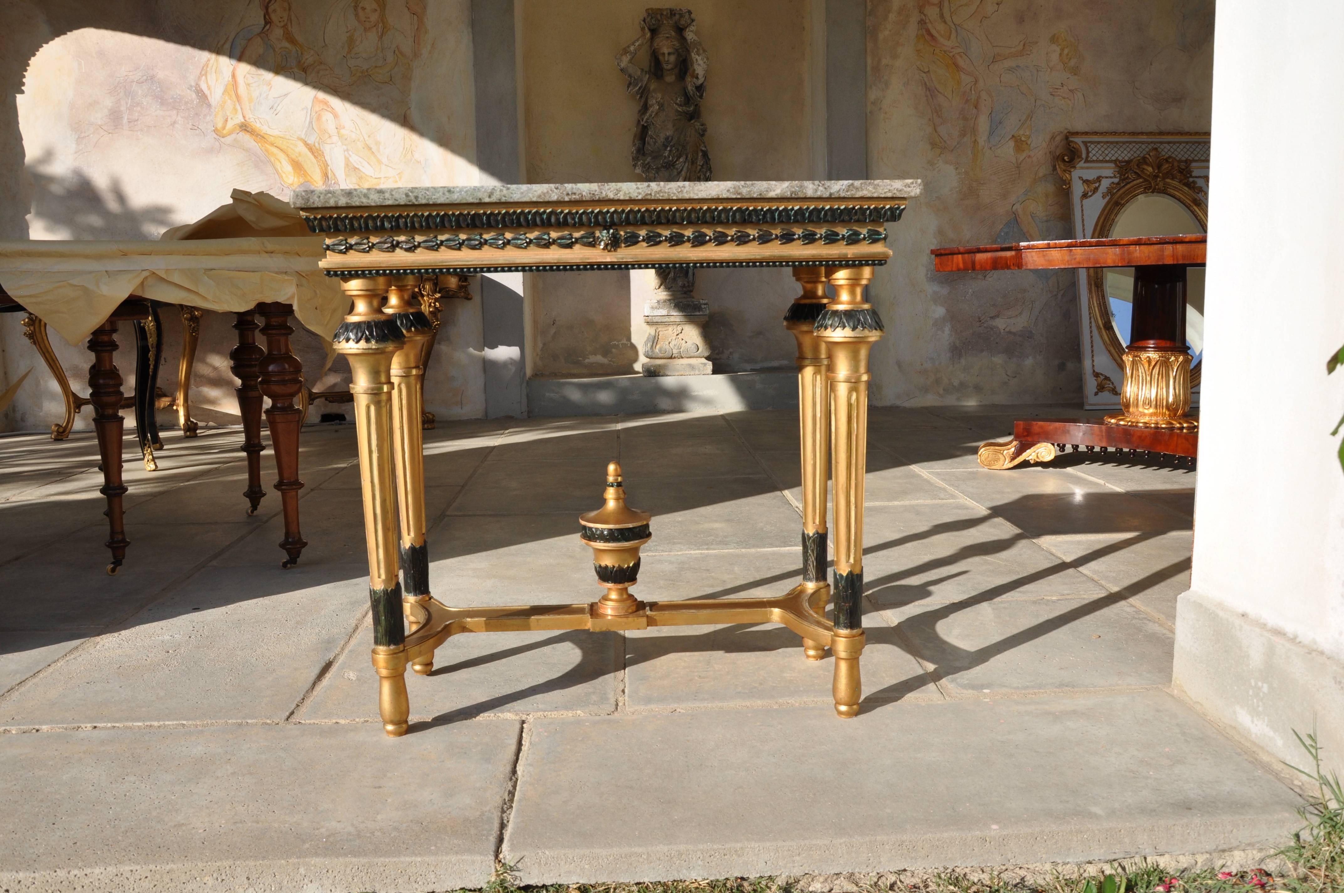 Biedermeier console made of lacquered wood and pastel with golden leaf, with four cylindrical and scanned legs and marble top to be restored. The console is of the 19th century (1820). Measures 118 x 59cm, H 90cm.