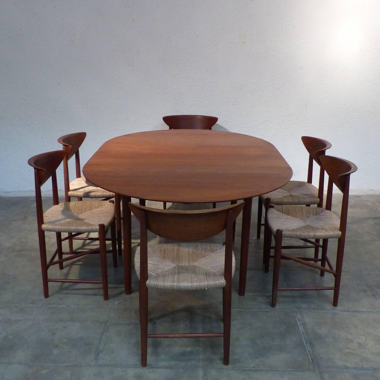 Table in teck,
original chairs with new hand-woven rush seats in seagrass

Chairs : Height 77 cm, width 47, depth 46.

 