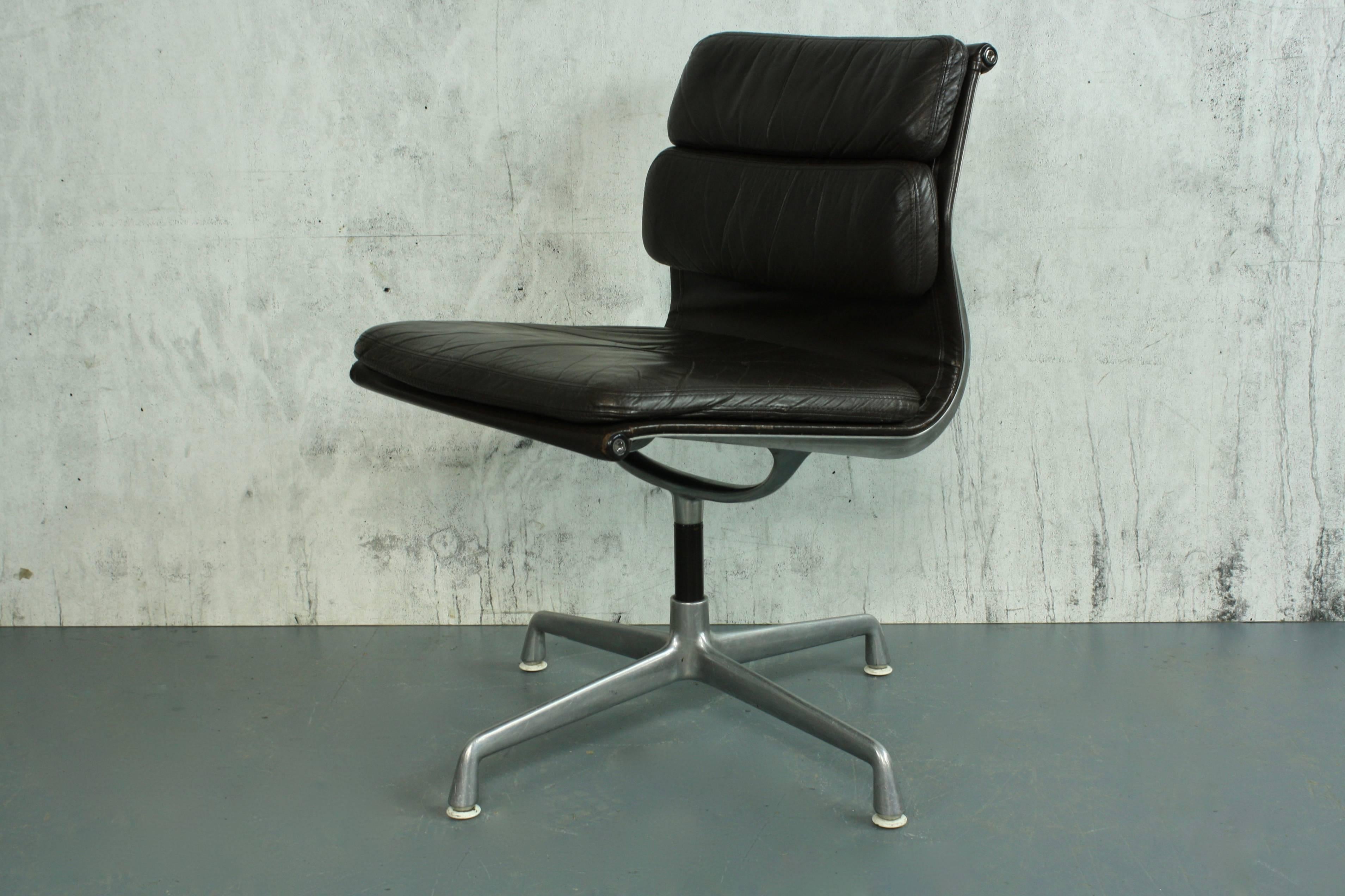 Mid-Century Modern Charles Eames for Herman Miller Brown Leather Soft-Pad Aluminium Group Chair