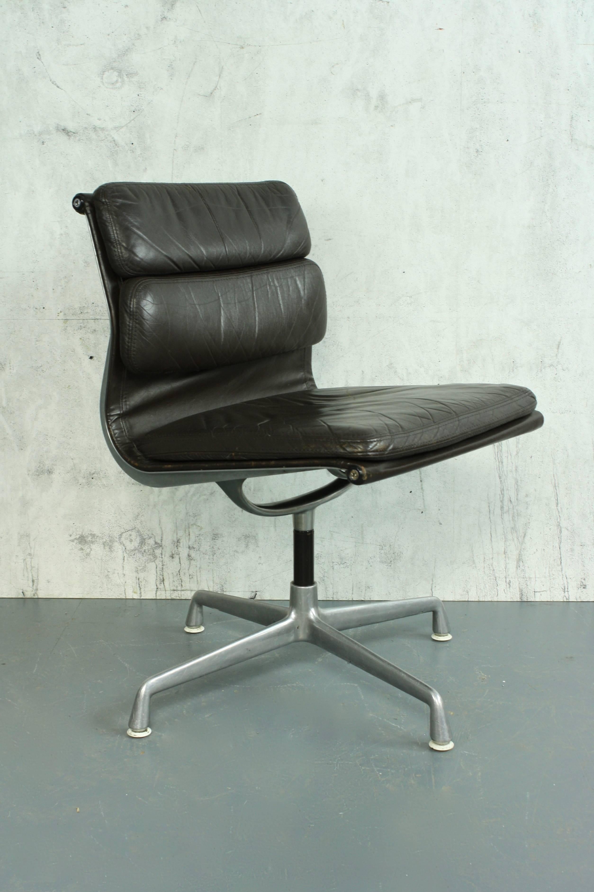 American Charles Eames for Herman Miller Brown Leather Soft-Pad Aluminium Group Chair