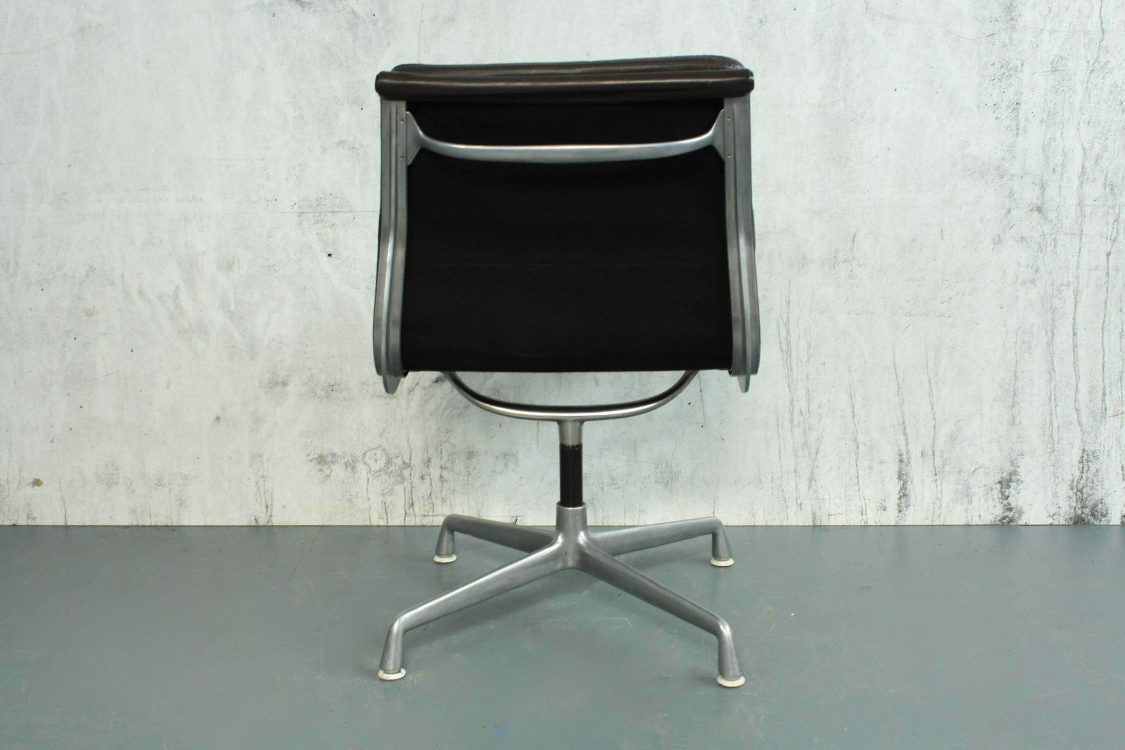 Charles Eames for Herman Miller Brown Leather Soft-Pad Aluminium Group Chair In Good Condition In Lewes, East Sussex