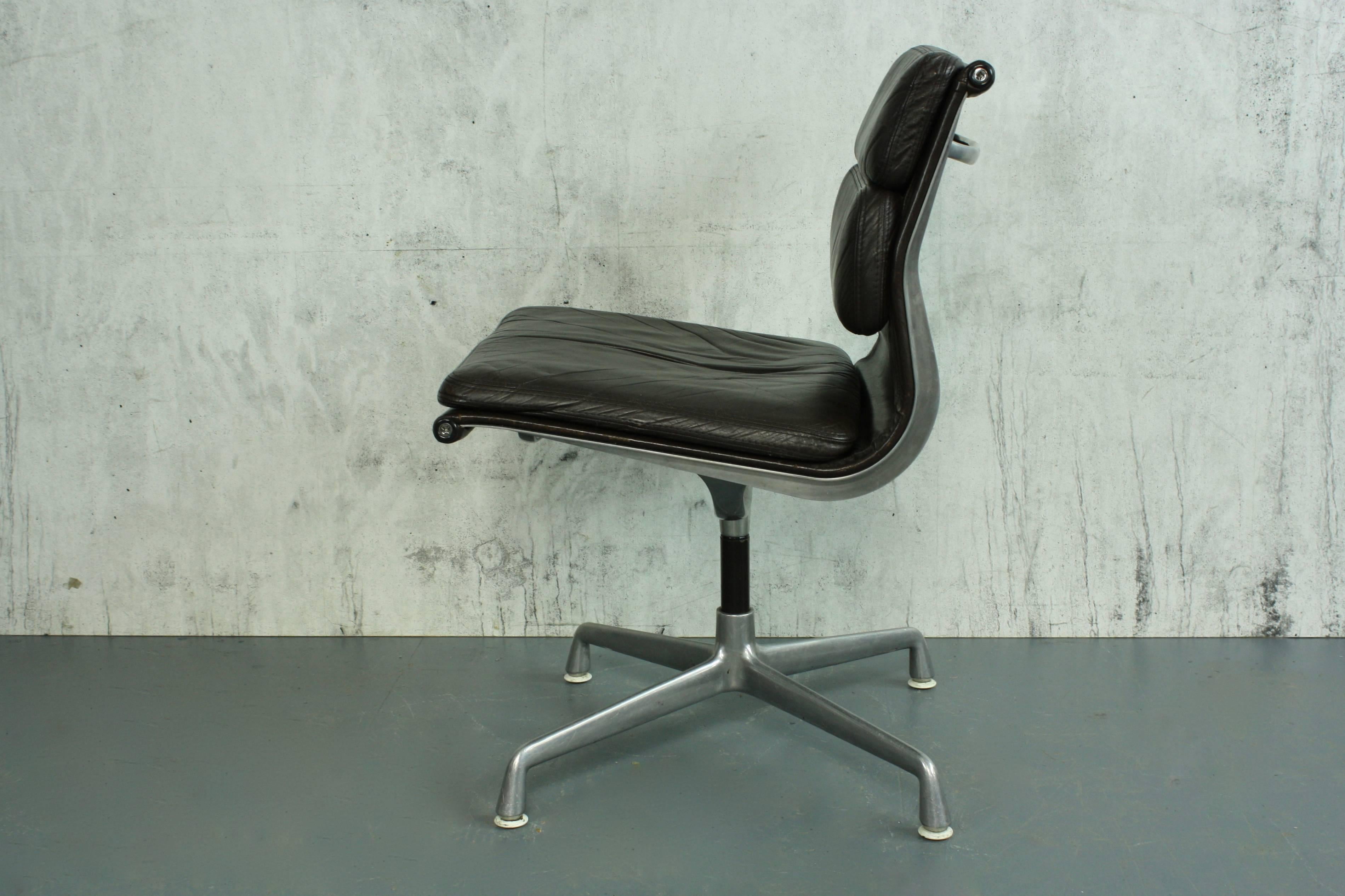 20th Century Charles Eames for Herman Miller Brown Leather Soft-Pad Aluminium Group Chair