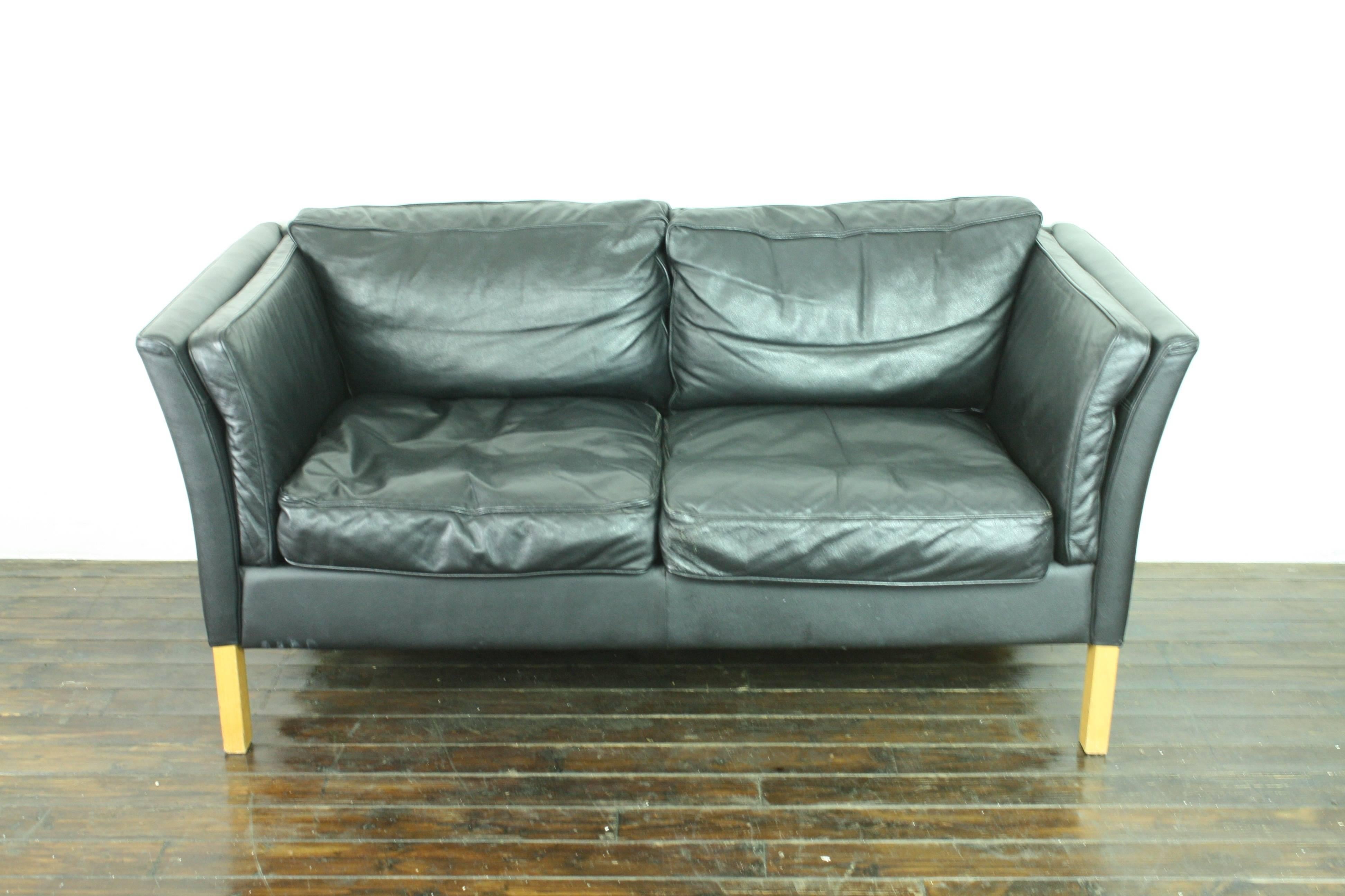 Gorgeous black leather Mogensen style 1970s two-seat sofa - we love these in black.

Detachable seat cushions. Wooden legs.

In good vintage condition; the leather is lovely and supple.

A Classic, practical piece which would work in numerous