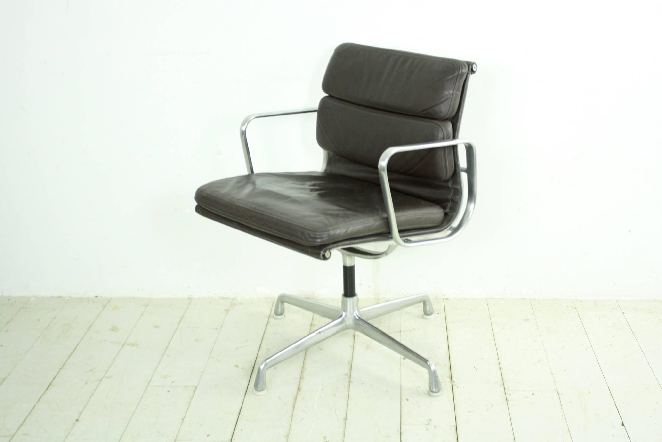 Vintage dark brown leather soft pad aluminum group chair designed by Charles and Ray Eames for Herman Miller.

In overall good vintage condition. The leather is soft and clean with no holes or tears. There is some age-related wear and scuffing on