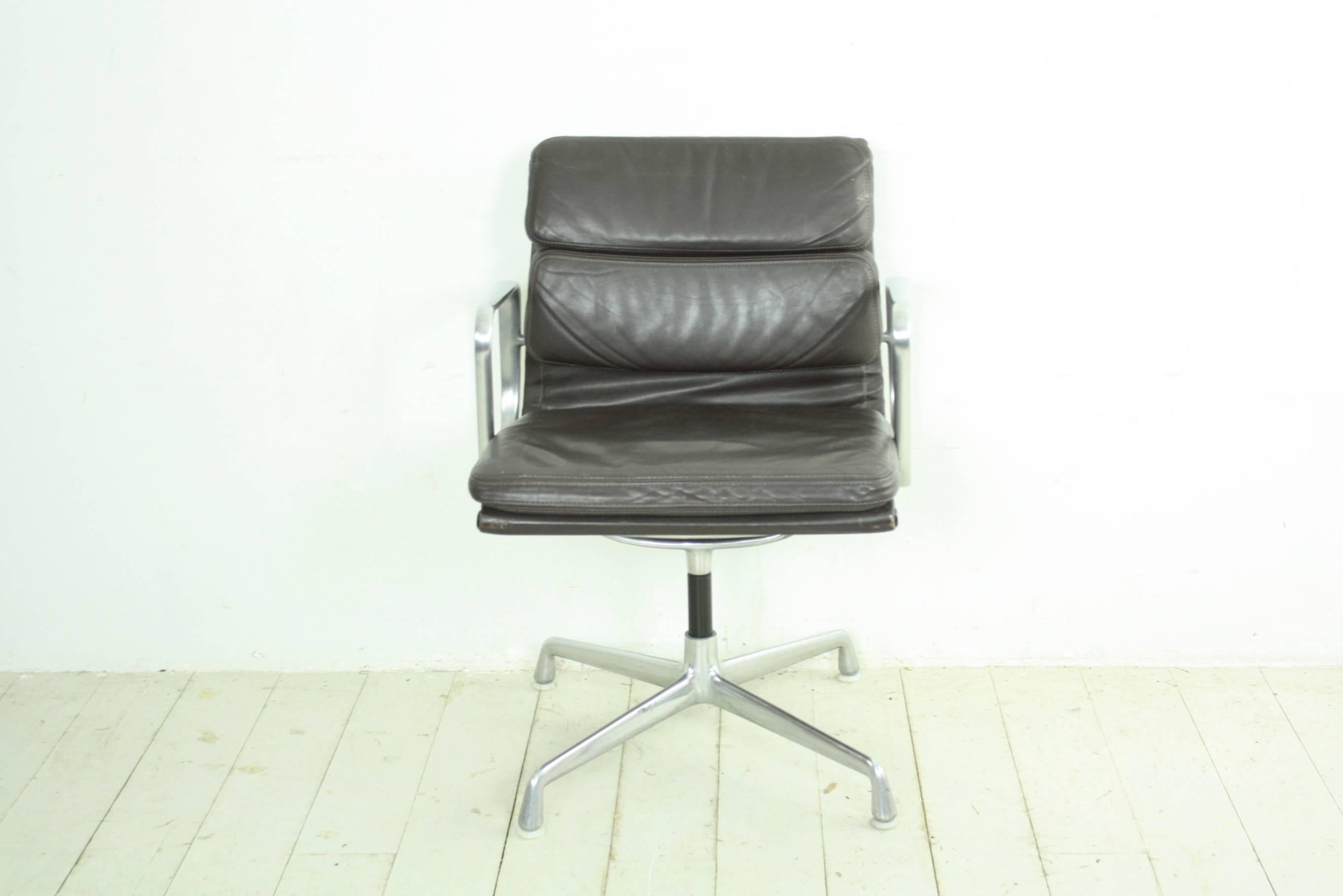 Charles Eames for Herman Miller Dark Brown Leather Soft-Pad Aluminium Group Chai In Good Condition For Sale In Lewes, East Sussex