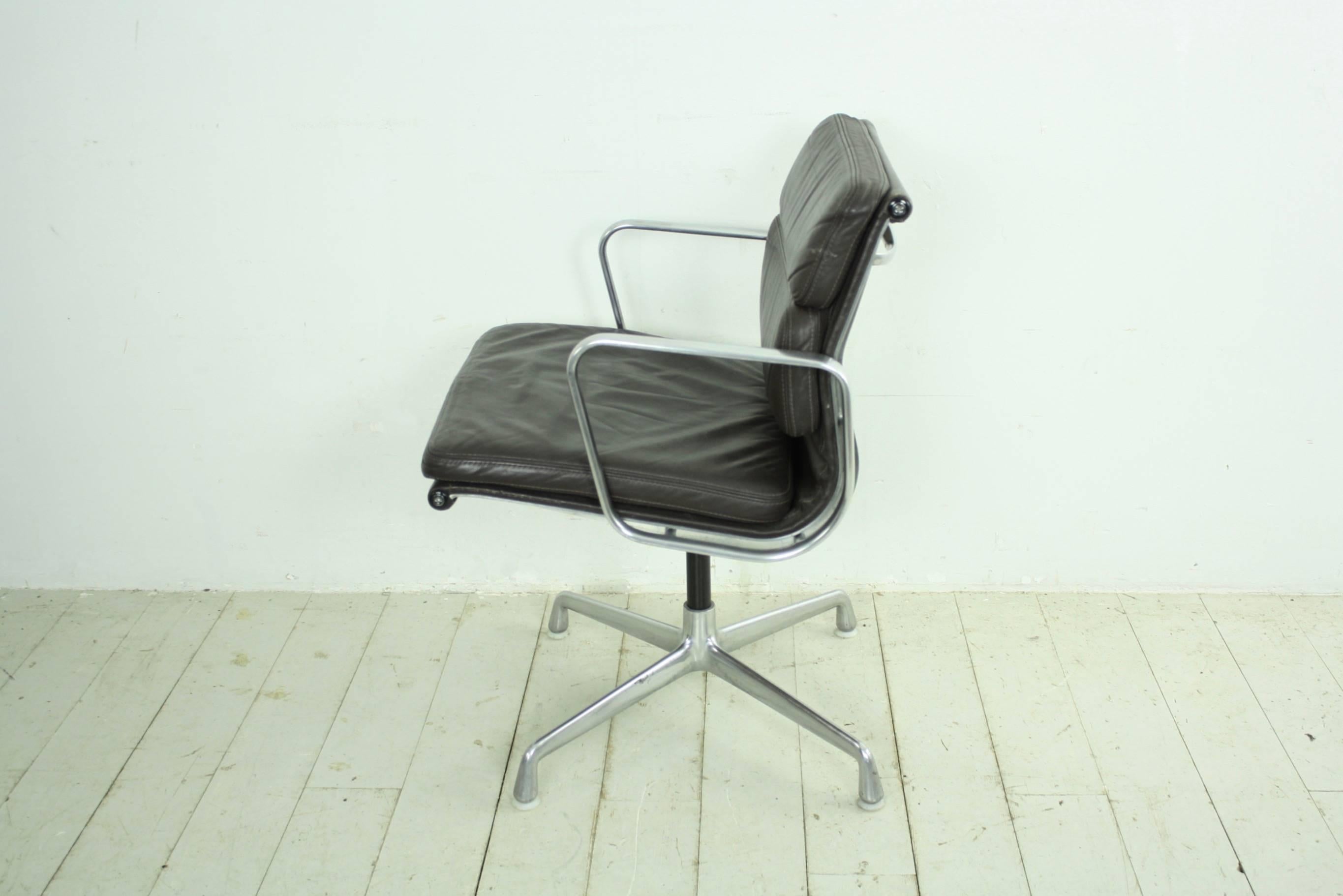 Late 20th Century Charles Eames for Herman Miller Dark Brown Leather Soft-Pad Aluminium Group Chai For Sale