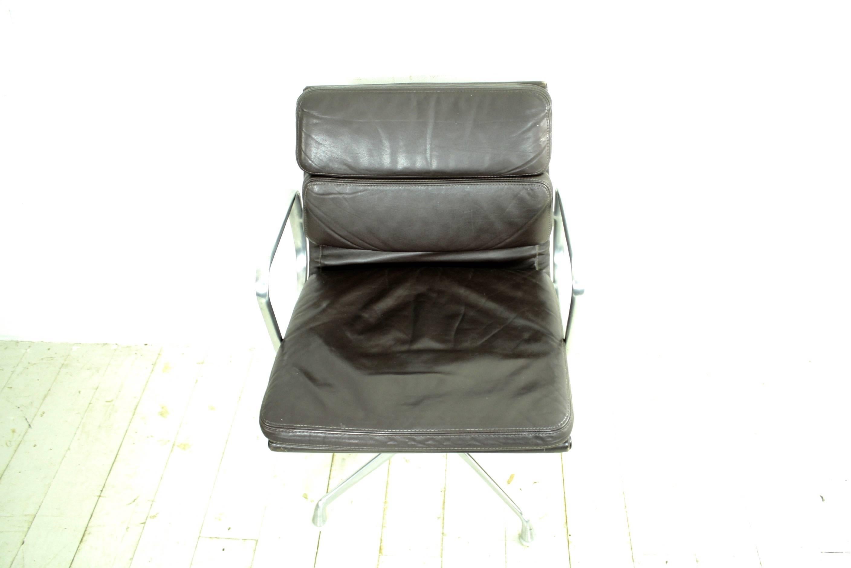 Charles Eames for Herman Miller Dark Brown Leather Soft-Pad Aluminium Group Chai For Sale 3