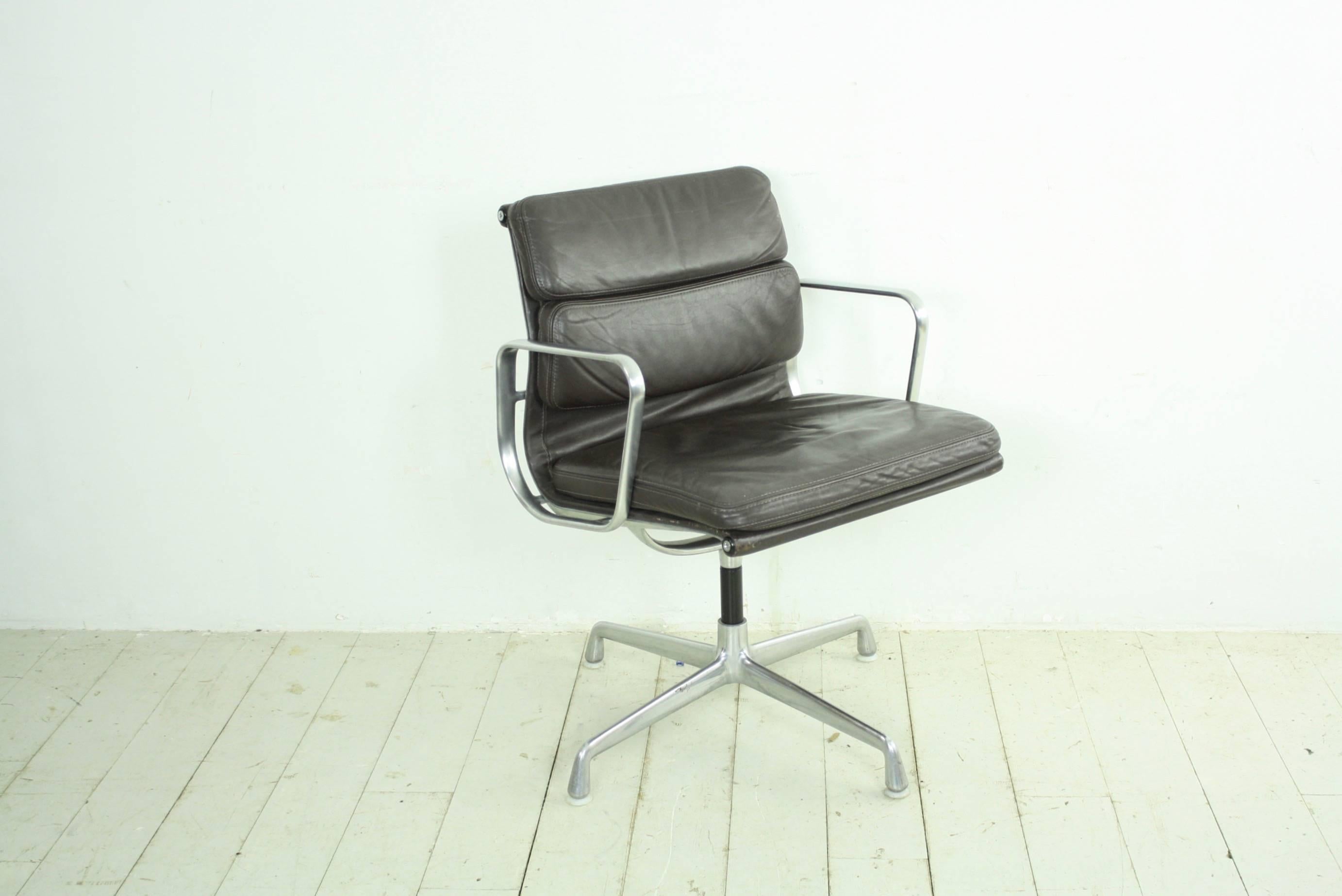 American Charles Eames for Herman Miller Dark Brown Leather Soft-Pad Aluminium Group Chai For Sale