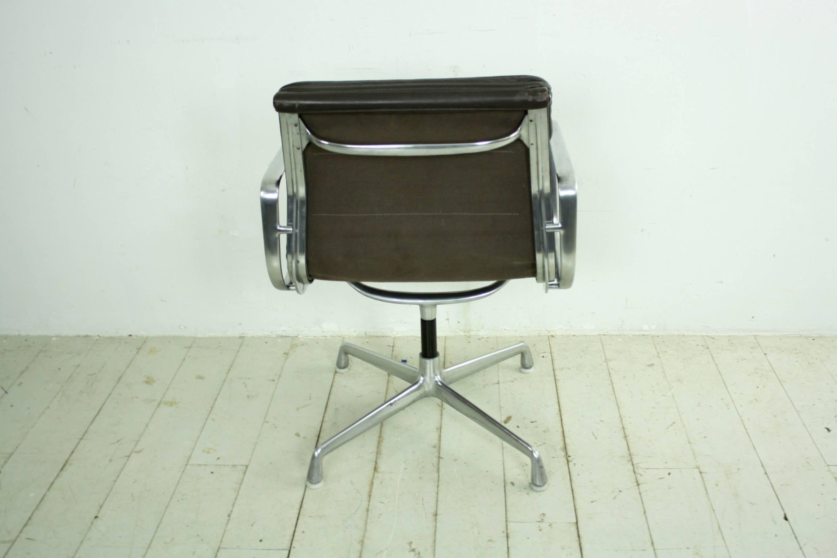 Charles Eames for Herman Miller Dark Brown Leather Soft-Pad Aluminium Group Chai For Sale 4