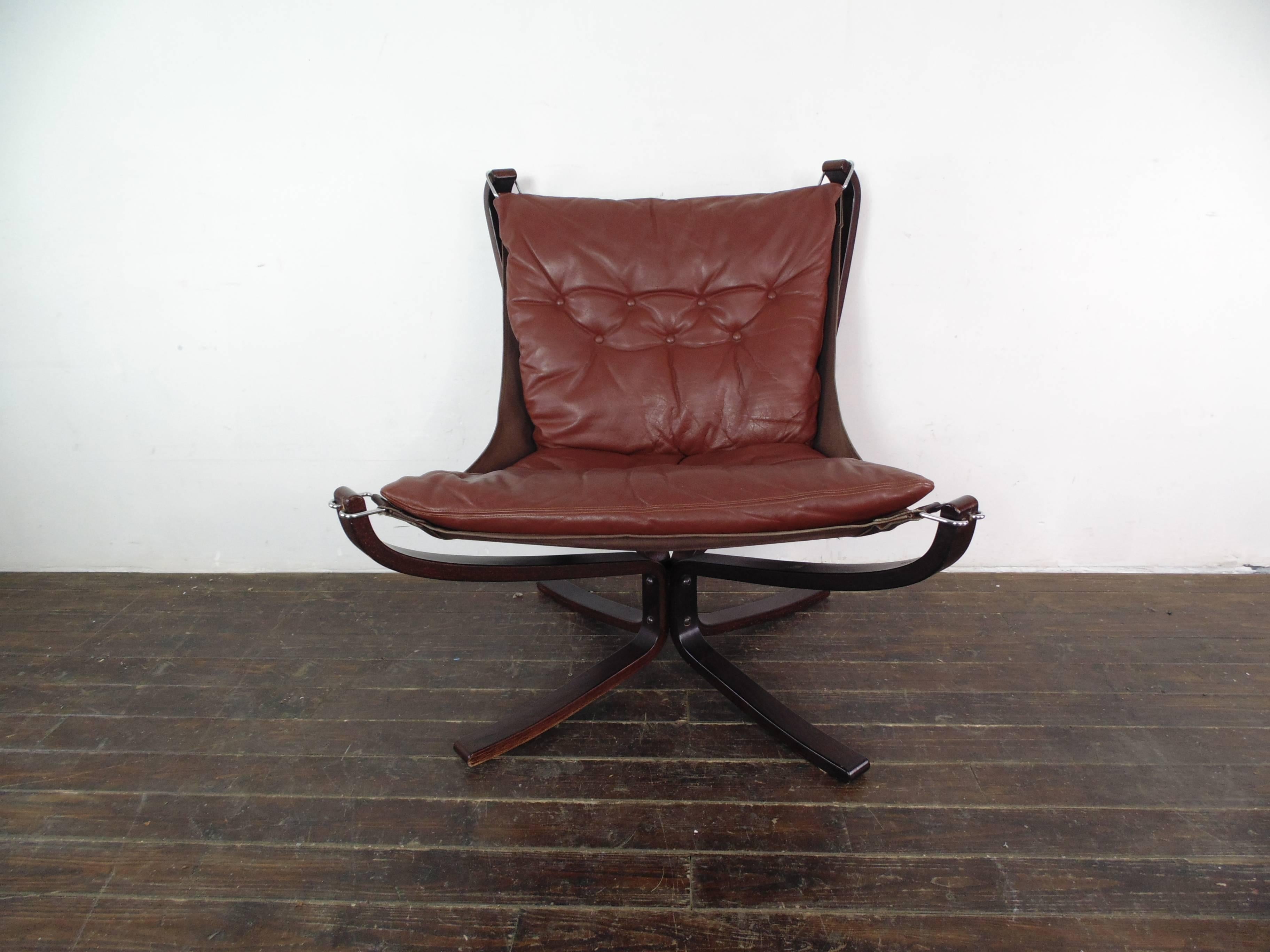 1970s Low Back Chestnut Brown Leather and Rosewood Sigurd Resell Falcon Chair In Good Condition In Lewes, East Sussex