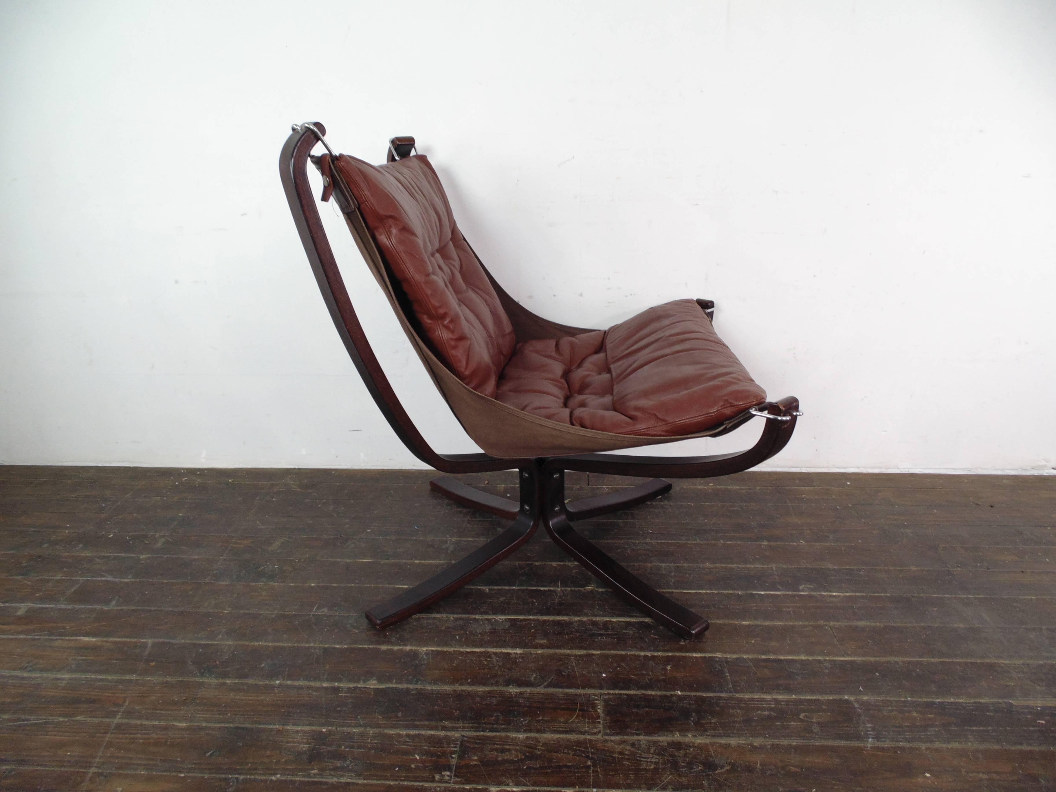 1970s Low Back Chestnut Brown Leather and Rosewood Sigurd Resell Falcon Chair 2