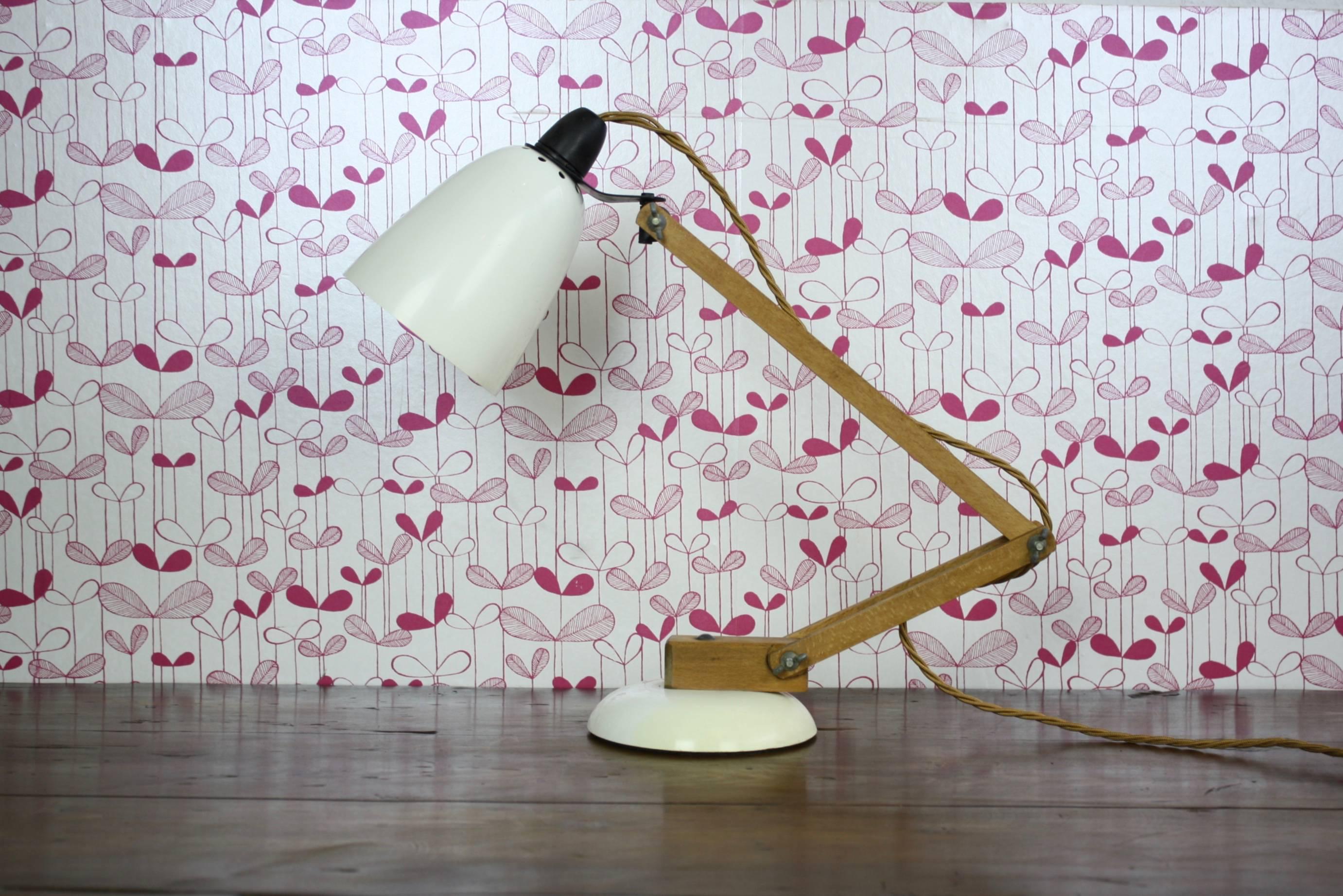 A vintage white Maclamp desk/table lamp with wooden arms. Original bulbholder and vintage style braided flex.

Designed by Terence Conran for Habitat in the 1950s, this lamp is an icon of the 1950s-1960s period.

In good vintage condition with a