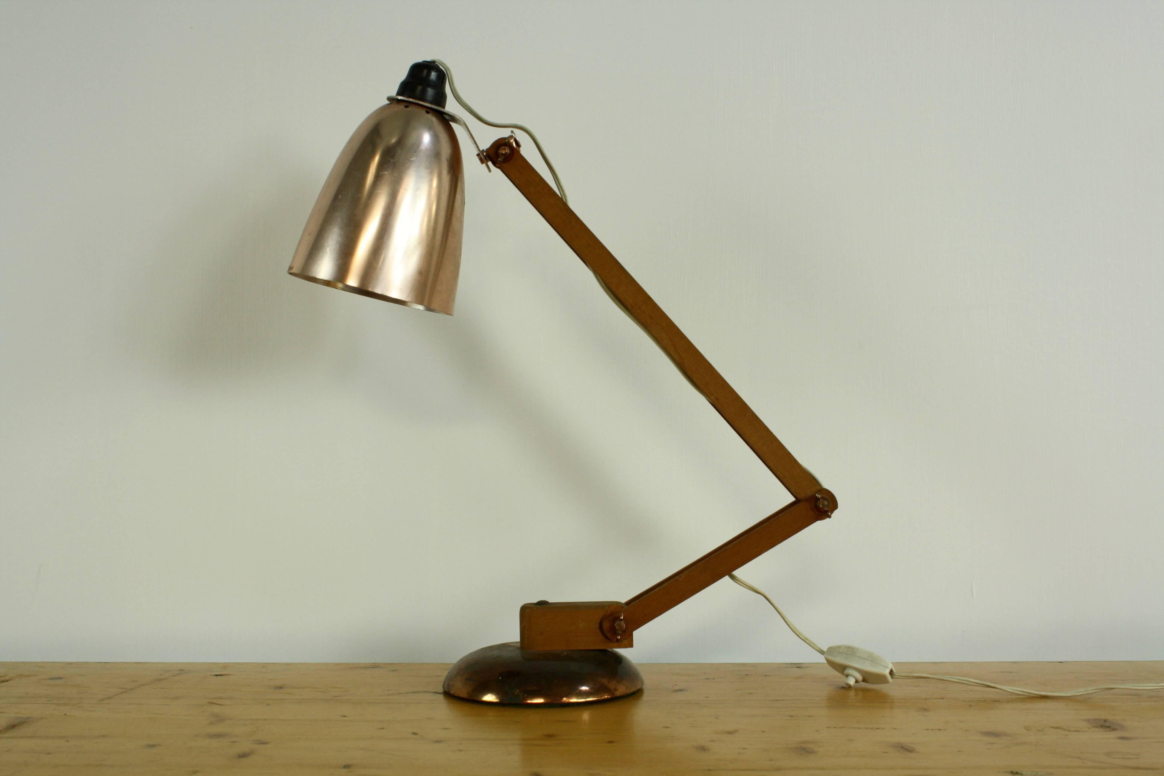Vintage all original Maclamp desk/table lamp in copper with wooden arms. 

Designed by Terence Conran for Habitat in the 1950s, this lamp is an icon of the period.

In very good vintage condition. Some minimal signs of age, but nothing which
