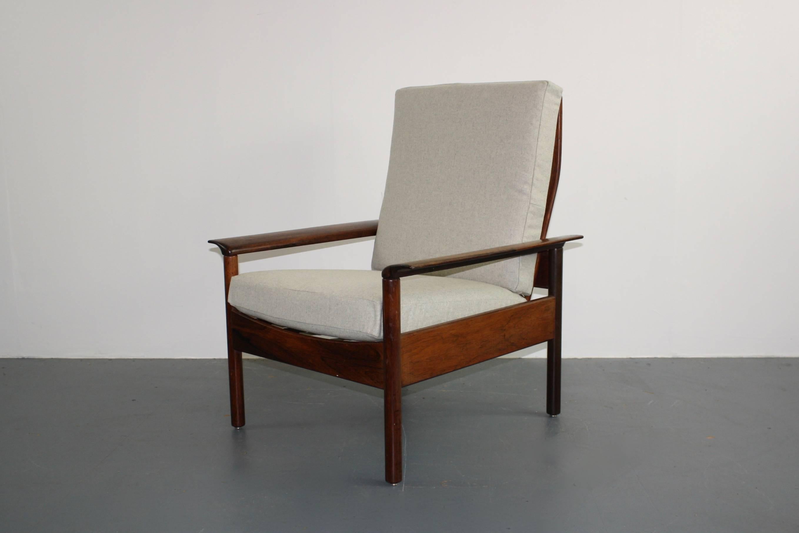 1950s Danish design rosewood lounge chair believed to be Hans Olsen.

Signature curved rosewood arms and unusual string back.

The new upholstery is a pale grey wool fabric. 

Condition-wise, there are some small signs of wear, commensurate
